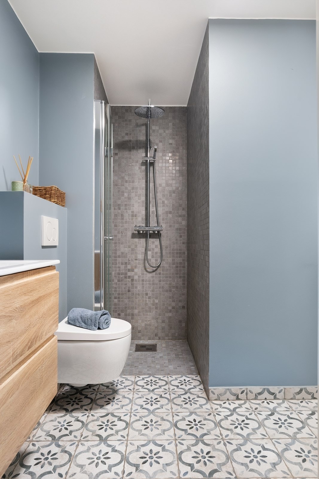 Leilighetens andre bad har karakteristiske gulvfliser og en dusjnisje. Galleribilde