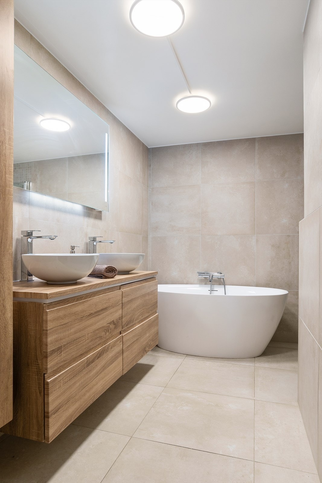 Hovedbadet er helfliset og utstyrt med både badekar og dusjnisje. Galleribilde