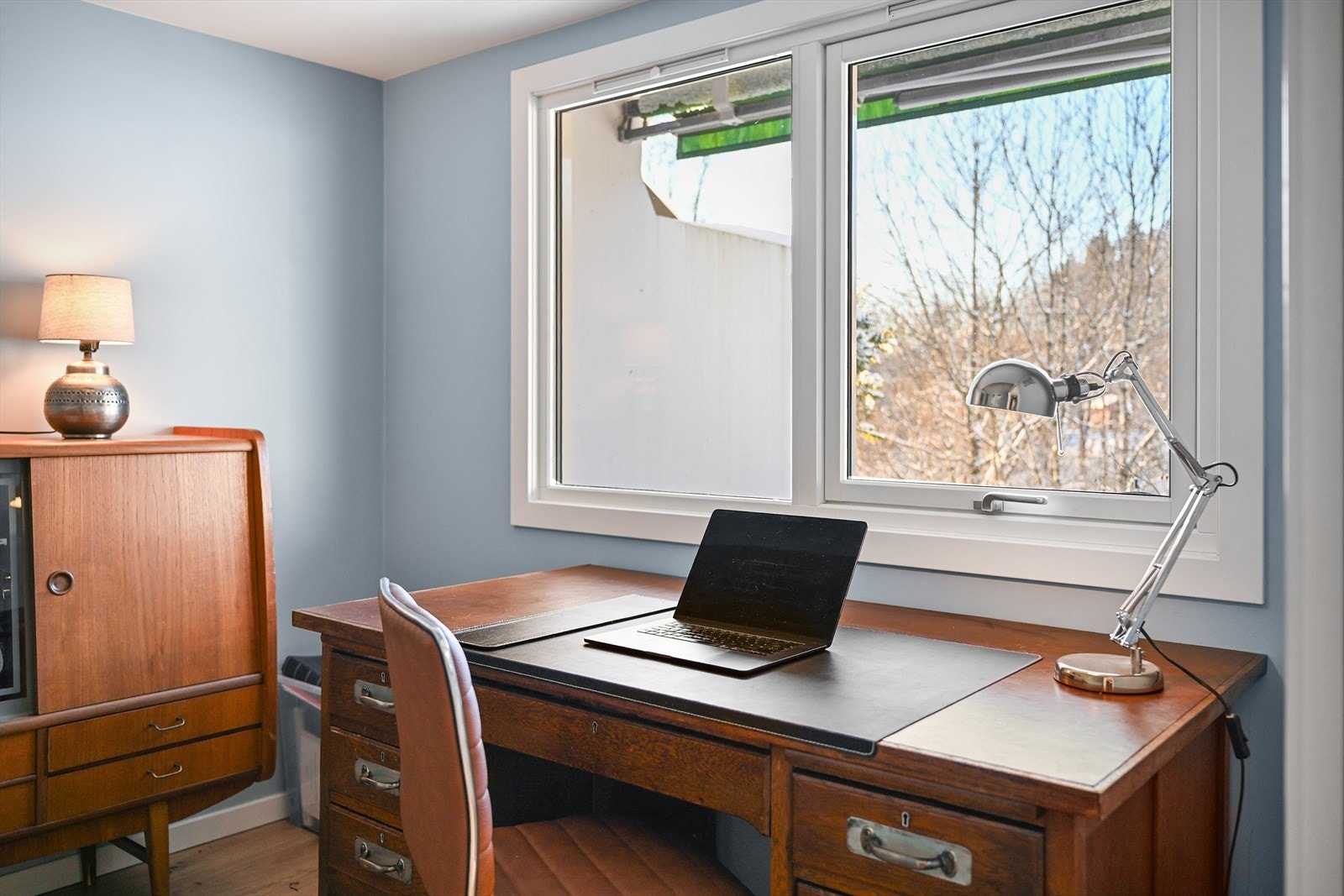 Vinduet gir godt med dagslys, ideelt for en arbeidsplass. Galleribilde