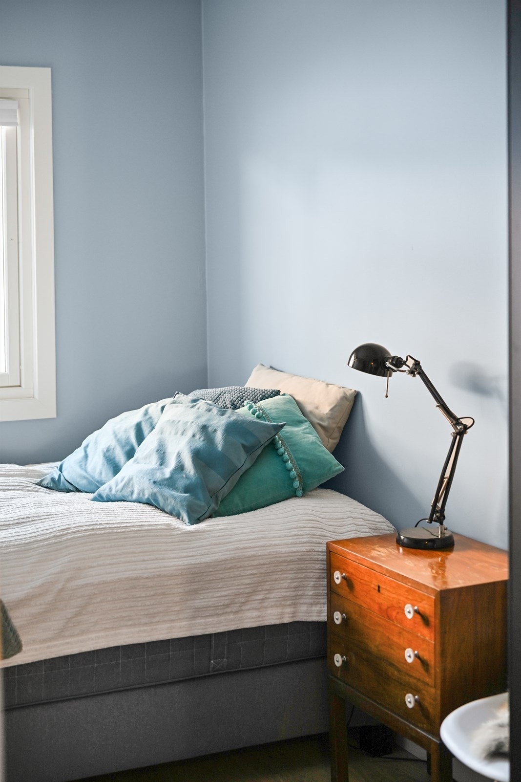 Rommet har medfølgende garderobeskap med god lagringsplass. Galleribilde