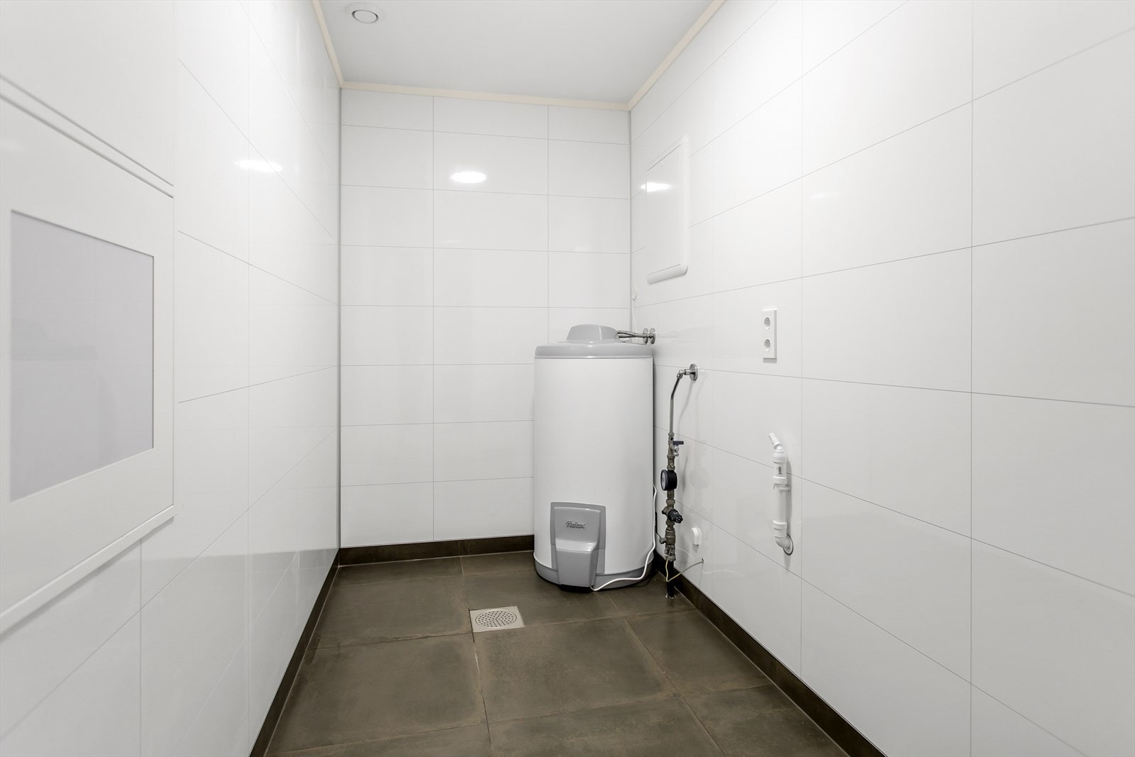 Vaskerom med god plass til garderobeløsninger Galleribilde