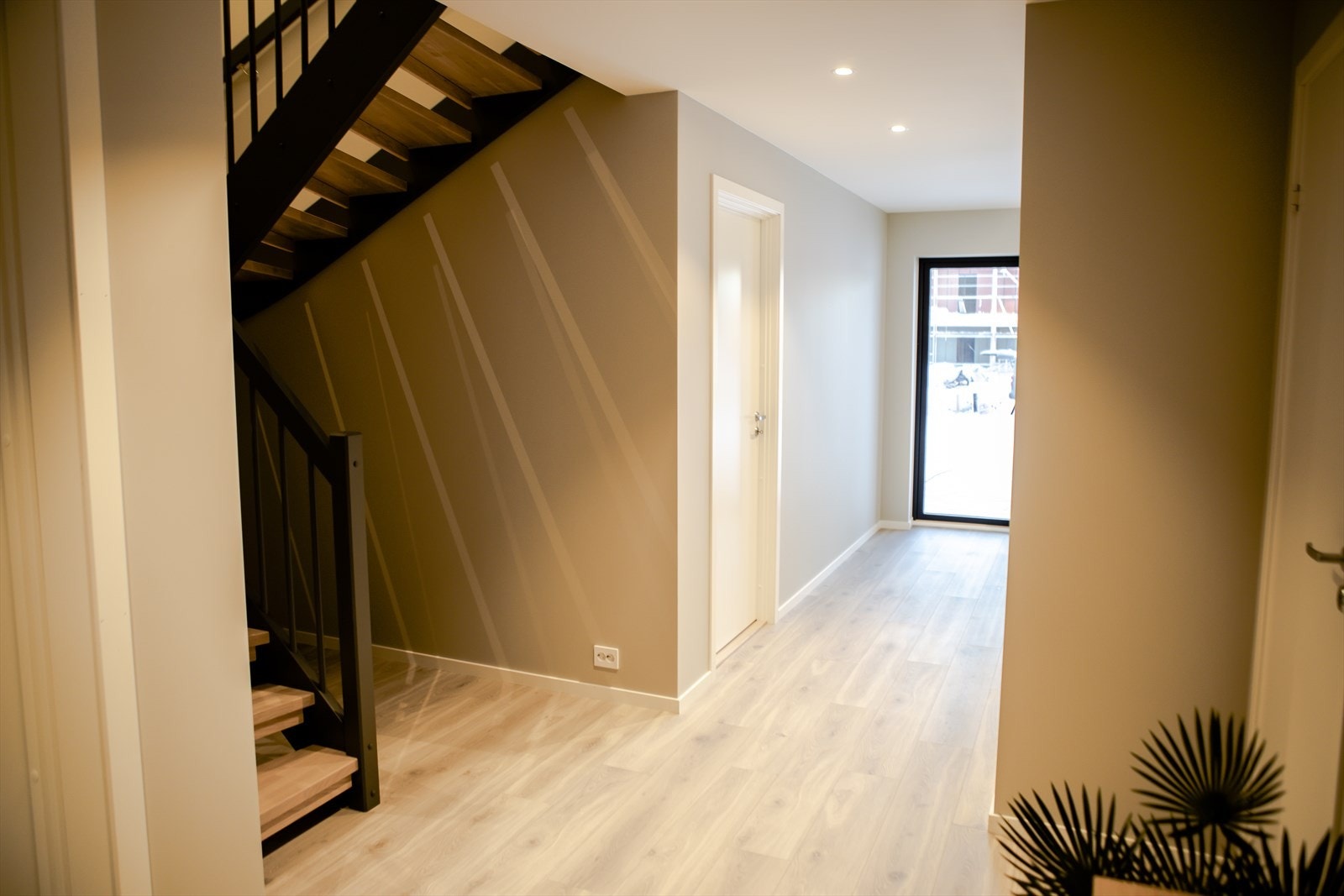 1. etg består av entre, to soverom, tv stue, bad og vaskerom Galleribilde