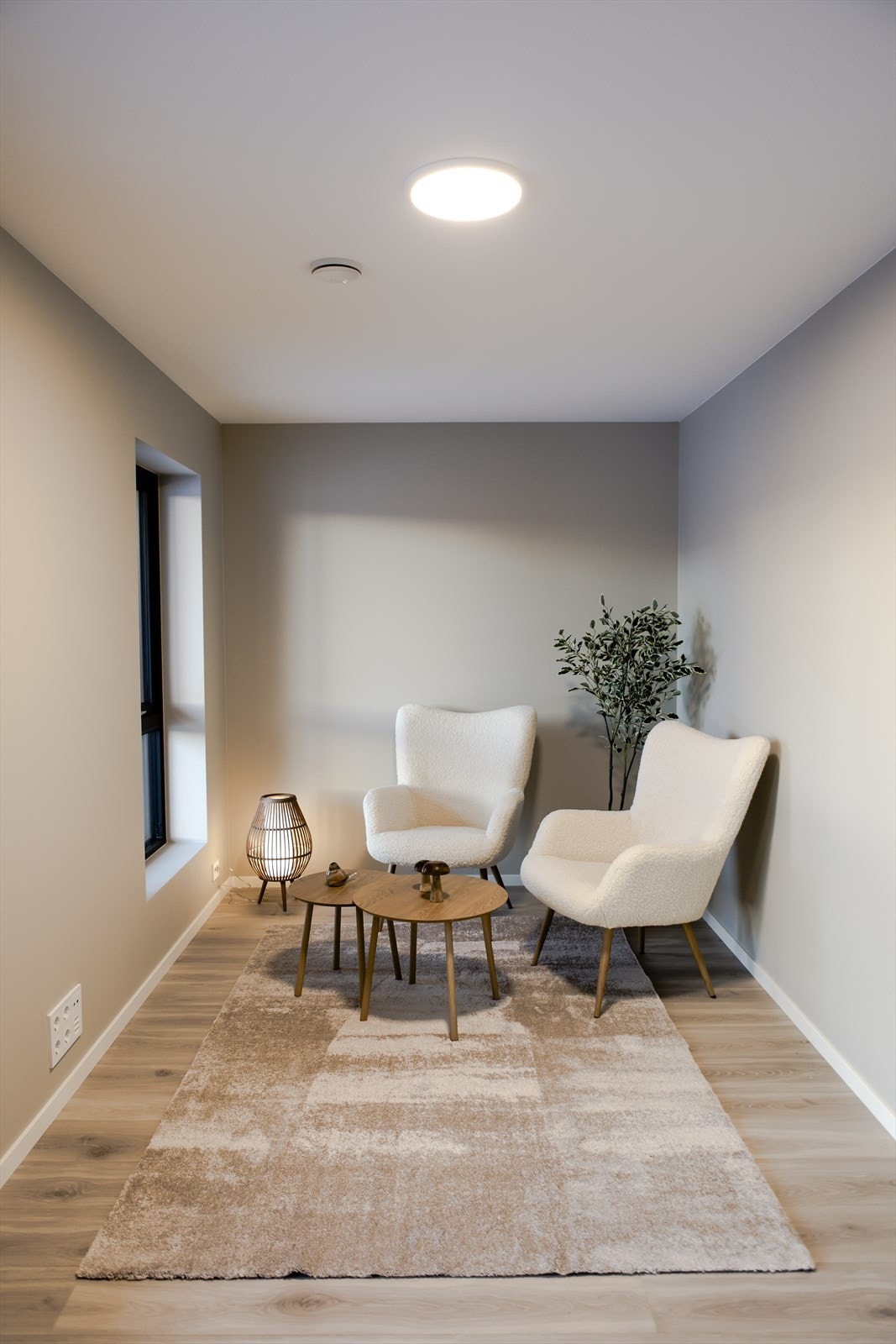 TV-stuen med utgang til egen terrasse, her er det mulighet for å lage et fjerde soverom med enkle grep Galleribilde