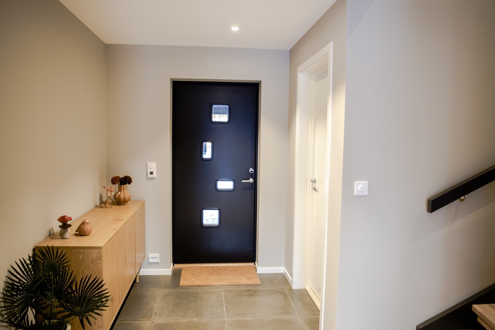 Entren med flislagt gulv og lune farger på veggene Galleribilde