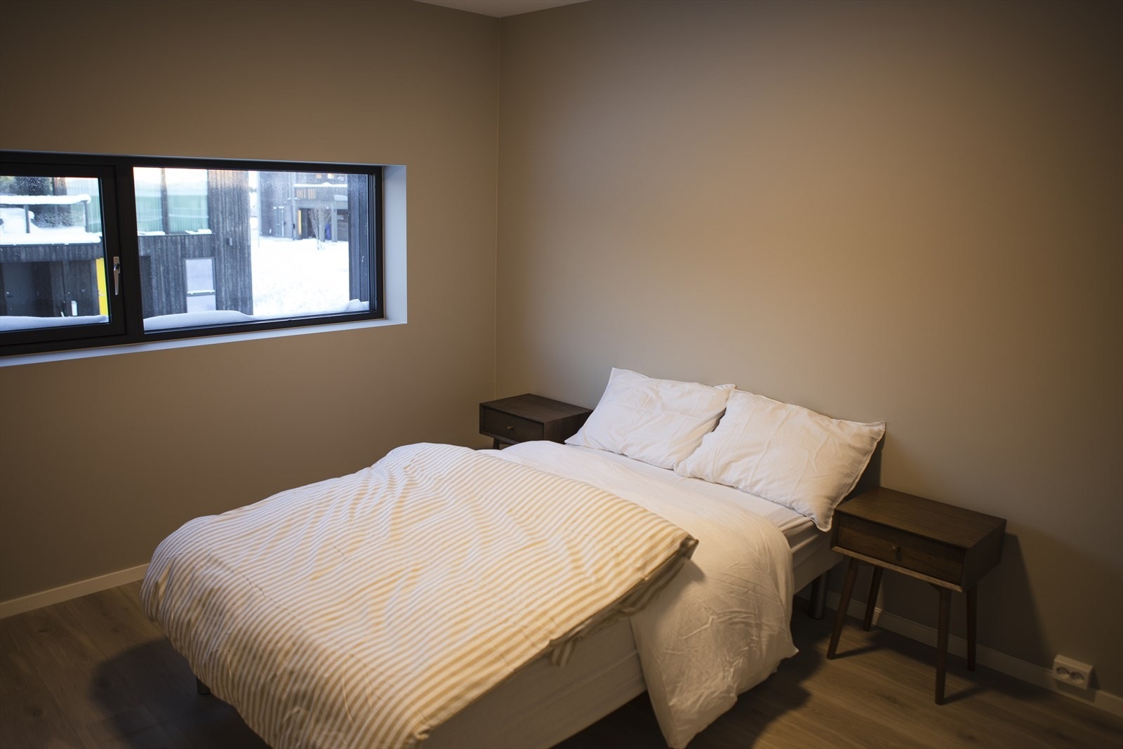 Soverommet er på 12 kvm og med god plass til garderobe og dobbeltseng Galleribilde