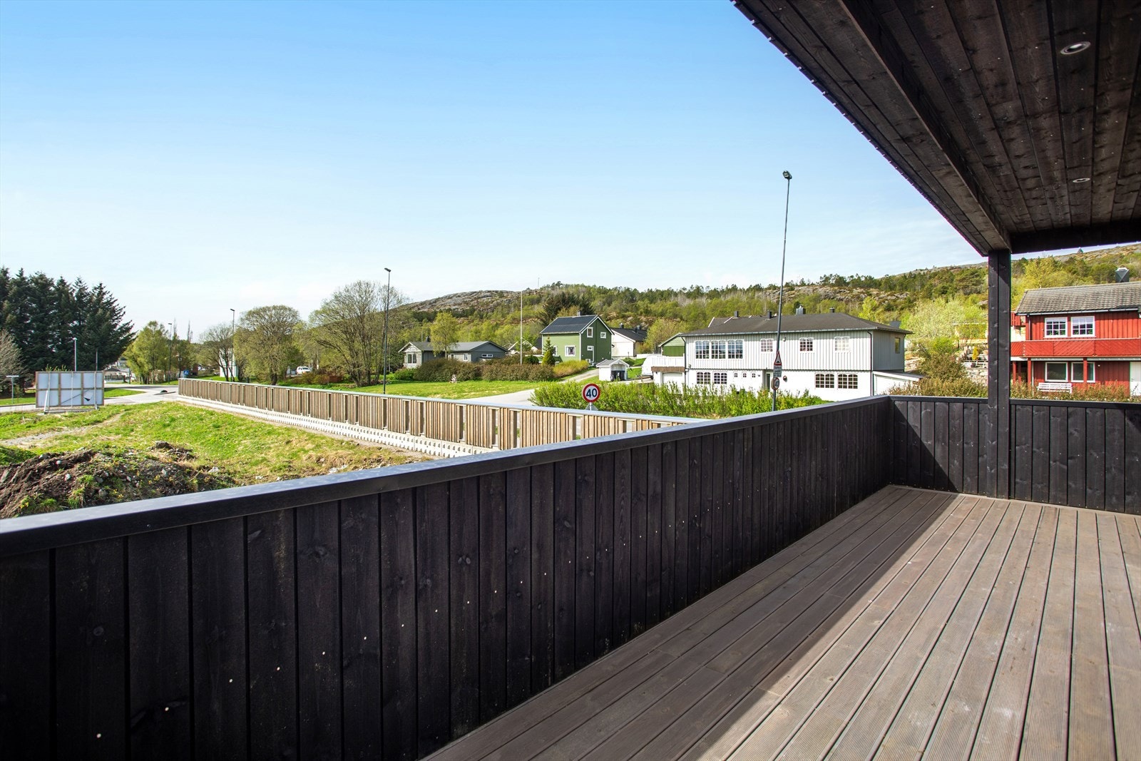 Verandaen er sørvendt og med ly for nordvinden. Rekkverk i heldekkende materiale gir skjerming for innsyn Galleribilde