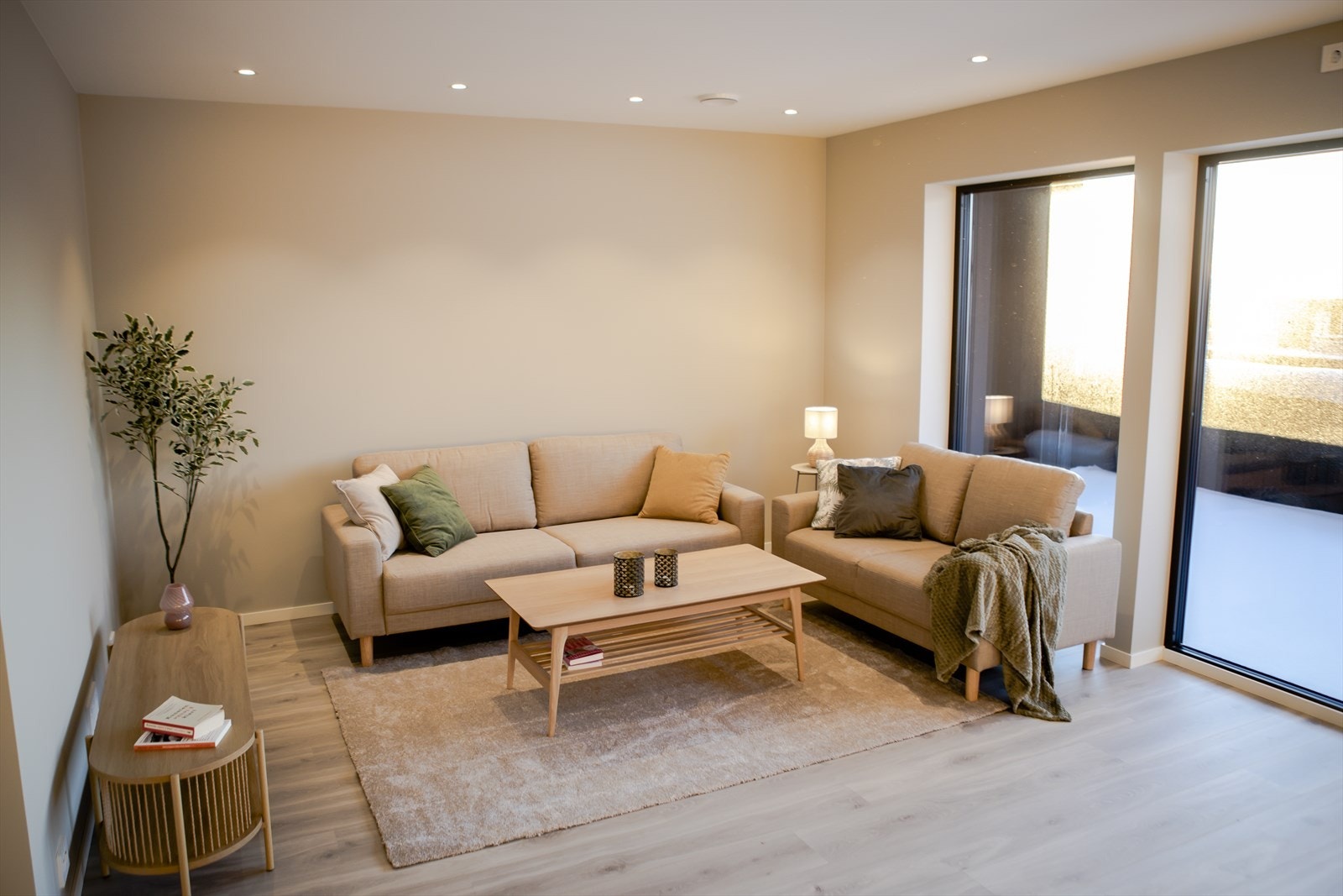 Her er det gipsbelagte overflater med spotbelysning i tak Galleribilde