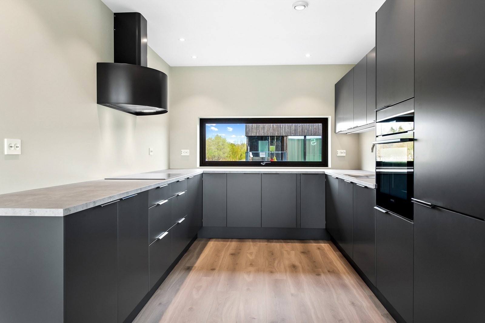 KJøkkenet består av en innholdsrikt Sigdal kjøkkeninnredning og med siemens hvitevarer Galleribilde