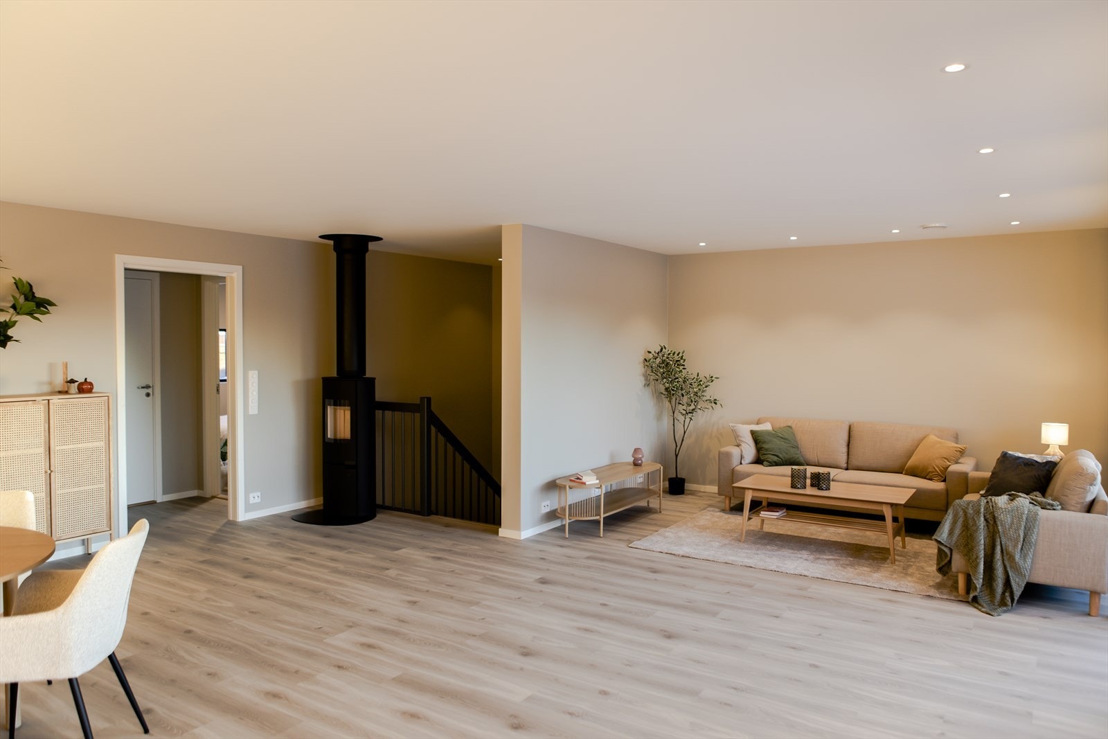 Stuen er på hele 35 kvm, er sørvendt og med gode lysforhold Galleribilde