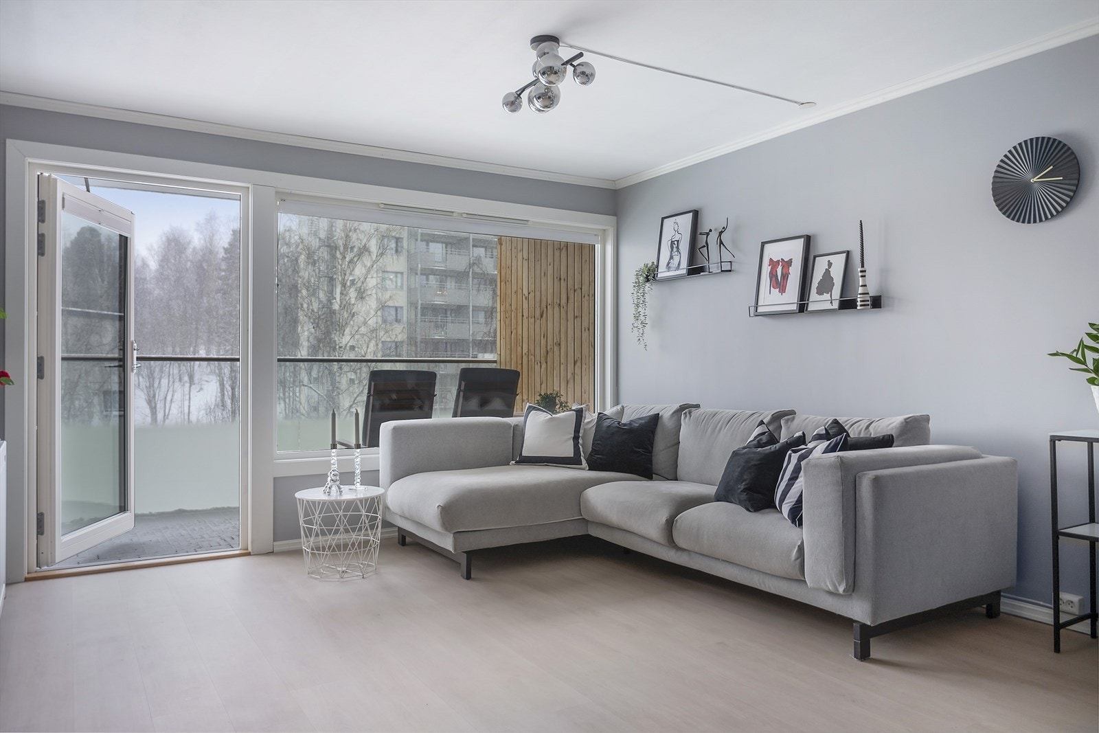 Stuen har skreddersydde plisségardiner på vindu og balkongdør som gir behagelig skjerming når kveldssolen står på Galleribilde