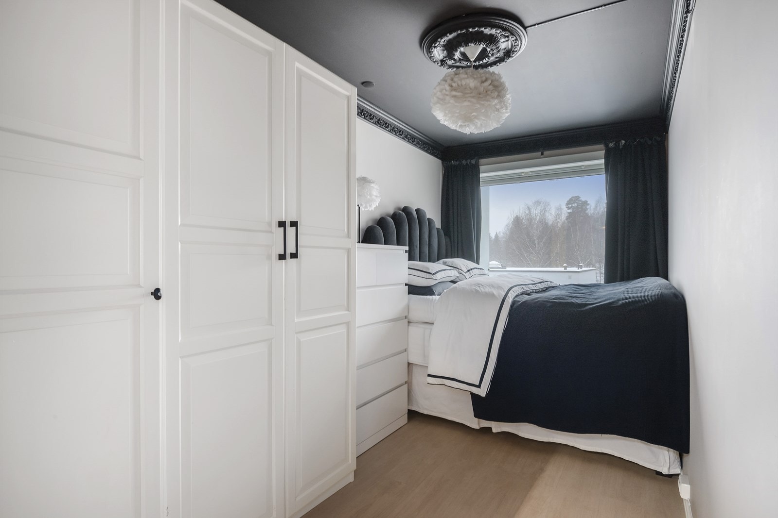 Usjenert og fint soverom med gode lysforhold og fint utsyn Galleribilde