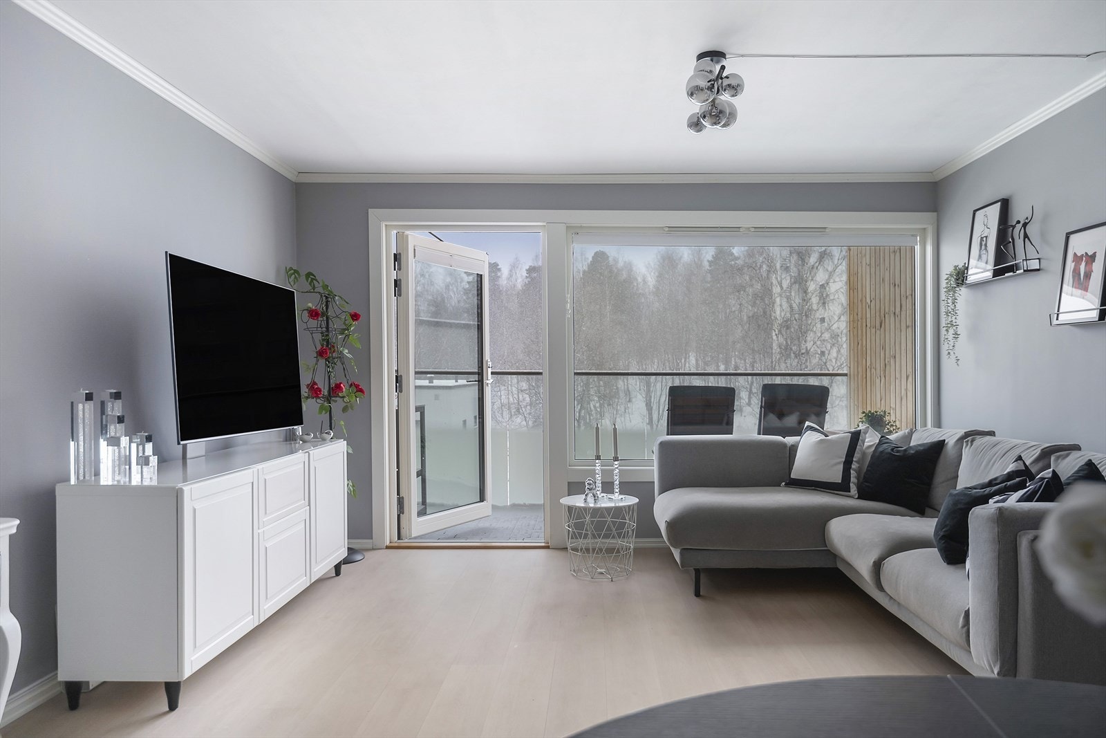 Lys og fin stue med store vindusflater og utgang til balkong. Stuen er skjermet for innsyn og får rikelig med naturlig lysinnslipp fra store vindusflater Galleribilde