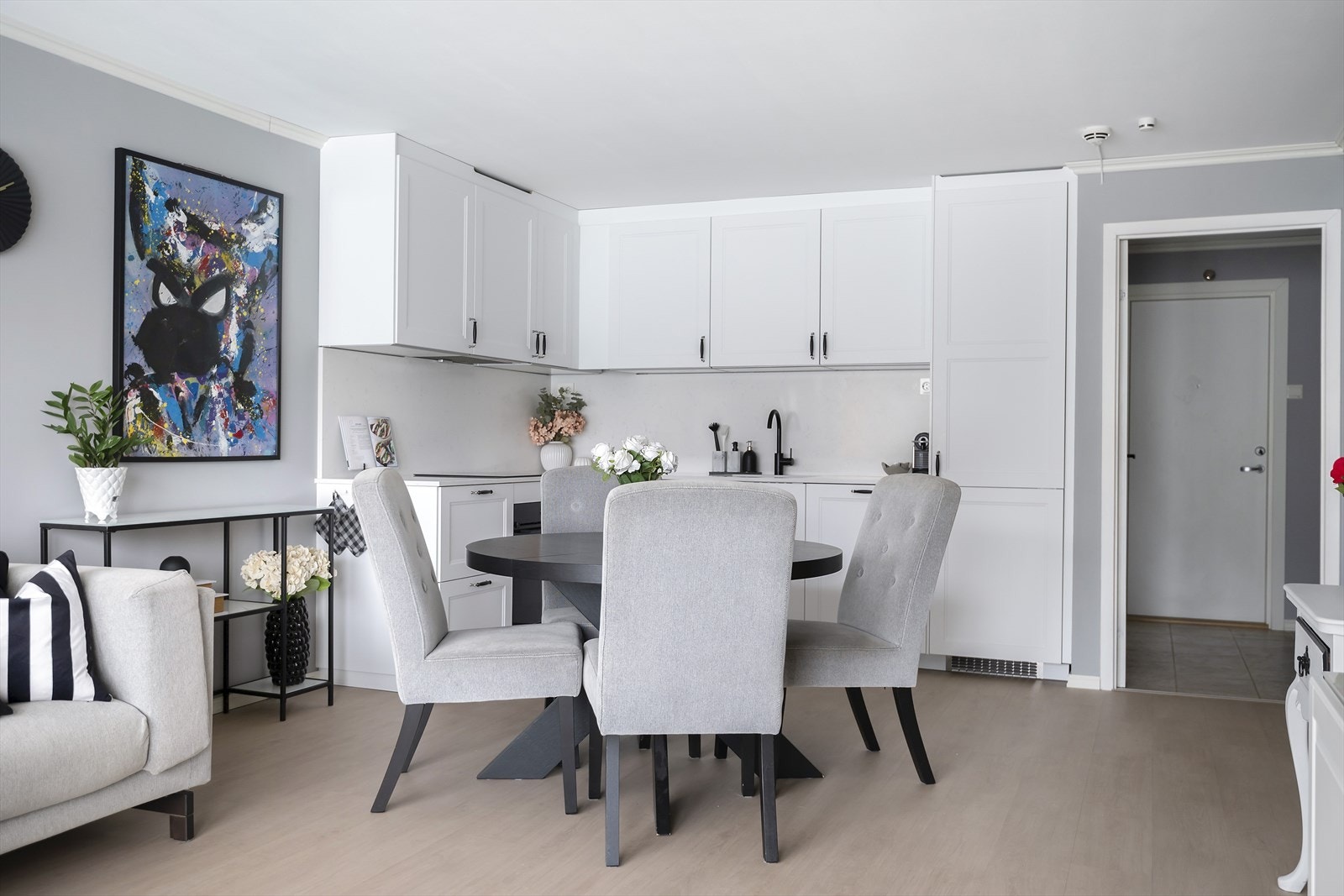 Kjøkkenet ligger i åpen løsning mot stue, sammen utgjør de et åpent og fint allrom Galleribilde