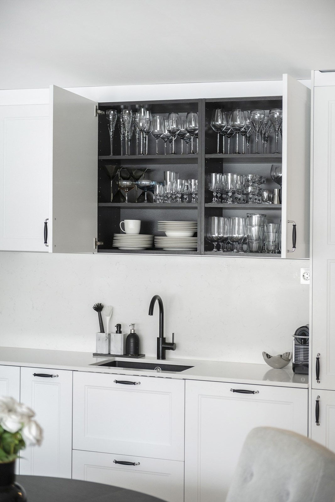 Kjøkkenet er praktisk utformet med gode oppbevaringsmuligheter Galleribilde