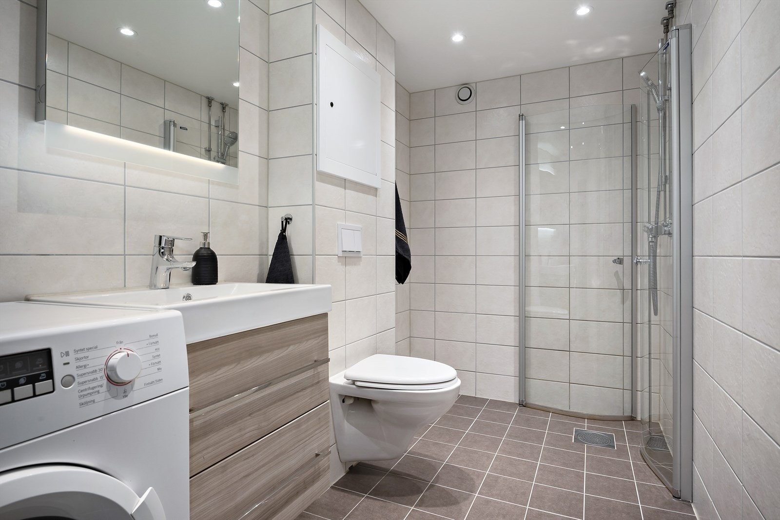 Romslig og tidløst bad med elektriske varmekabler i gulv, downlights i himling og opplegg for vaskemaskin (vaskemaskinen medfølger) Galleribilde