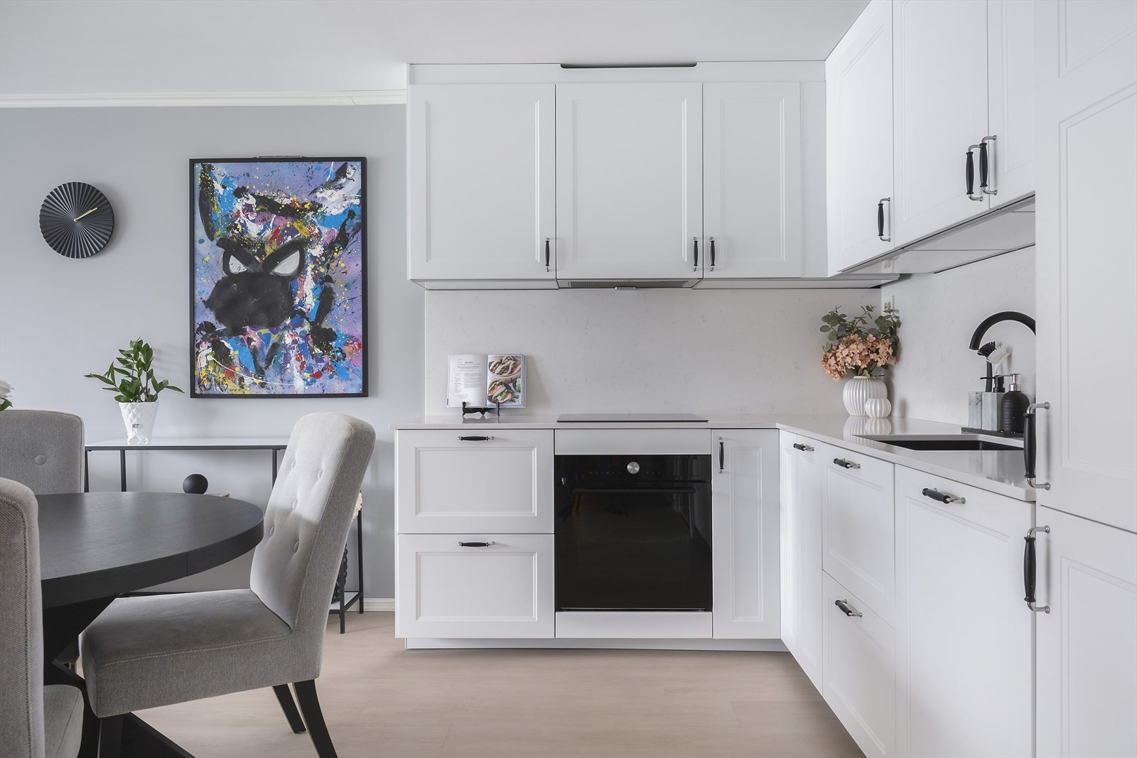 Leiligheten har en god planløsning med pene overflater og gjennomførte oppgraderinger Galleribilde