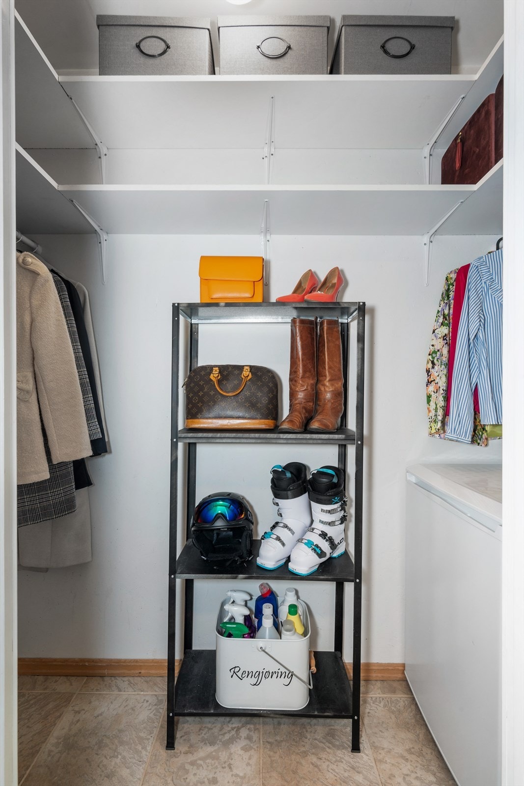 Adkomst til praktisk bod med gode oppbevaringsmuligheter Galleribilde