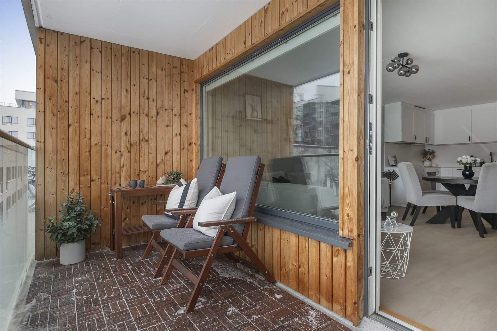 Lys og usjenert 2-roms leilighet med vestvendt balkong og garasjeplass Galleribilde