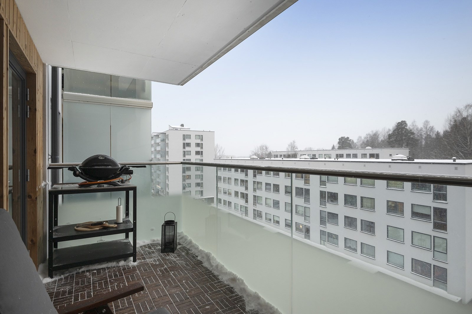 Balkongen er overbygget og romslig, med god plass til utemøbler, grill og beplantning. Skjermet, rolig og tilbaketrukket Galleribilde