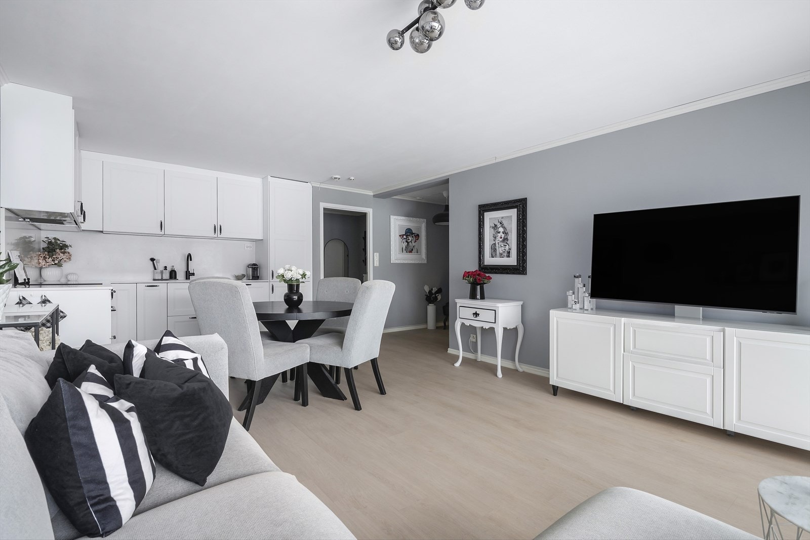 Stuen har god plass til sofagruppe, spisebord, mediemøbler og oppbevaring Galleribilde