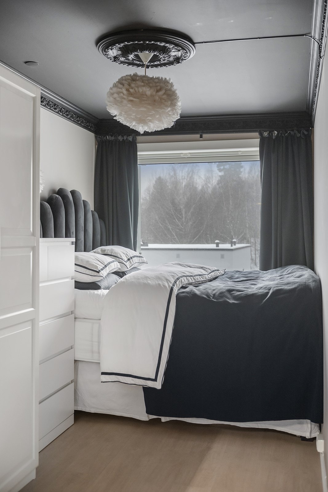 Soverommet har i likhet med resten av leiligheten, laminatgulv og slette, malte veggflater Galleribilde