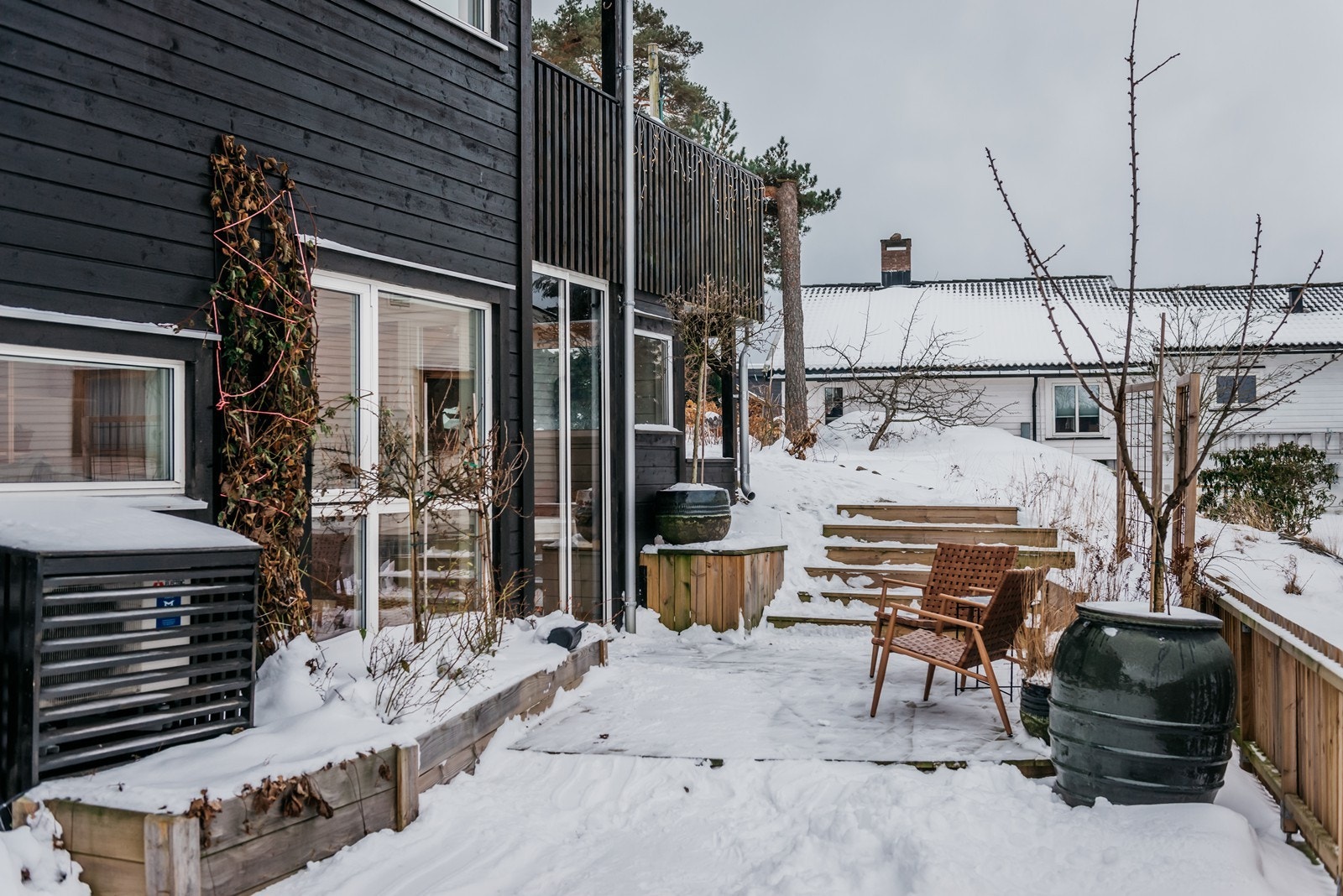 På tomten har du lettstelte stuader, bærbusker og dyrkekasse under verandaen Galleribilde