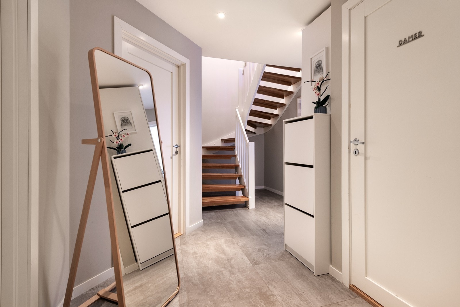 Her nede er det 1 bad og 3 soverom Galleribilde