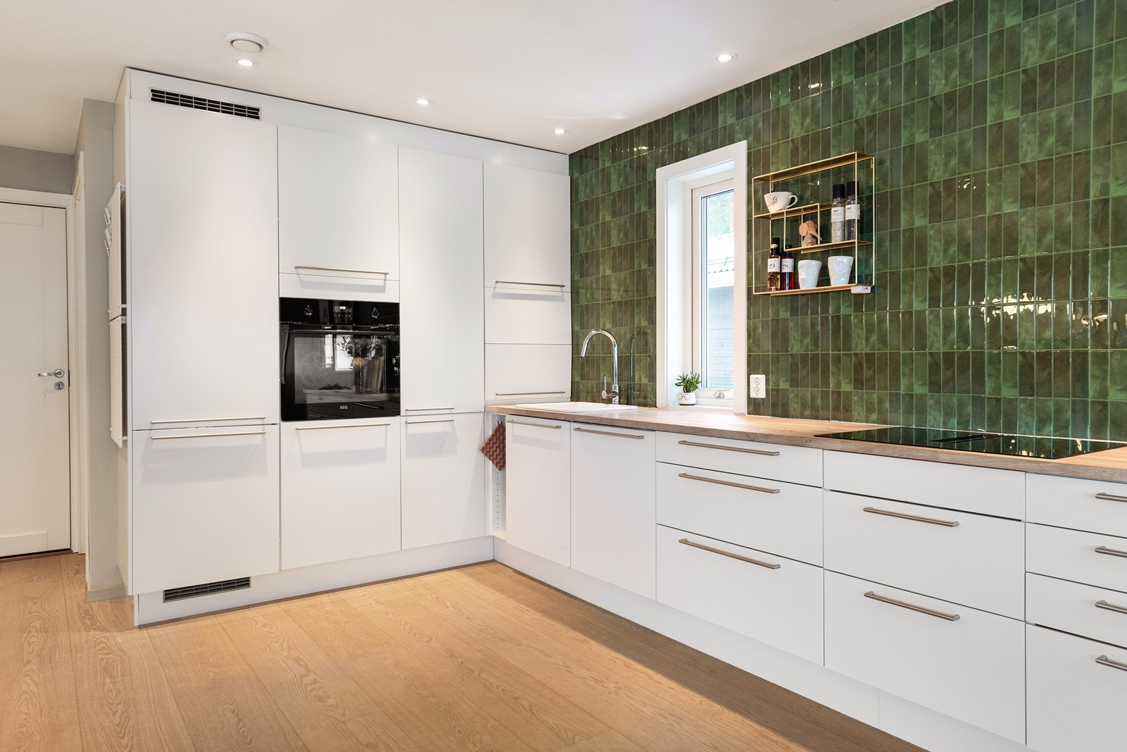 Kjøkkenet har en god utforming og med alt du trenger av skap og skuffer Galleribilde