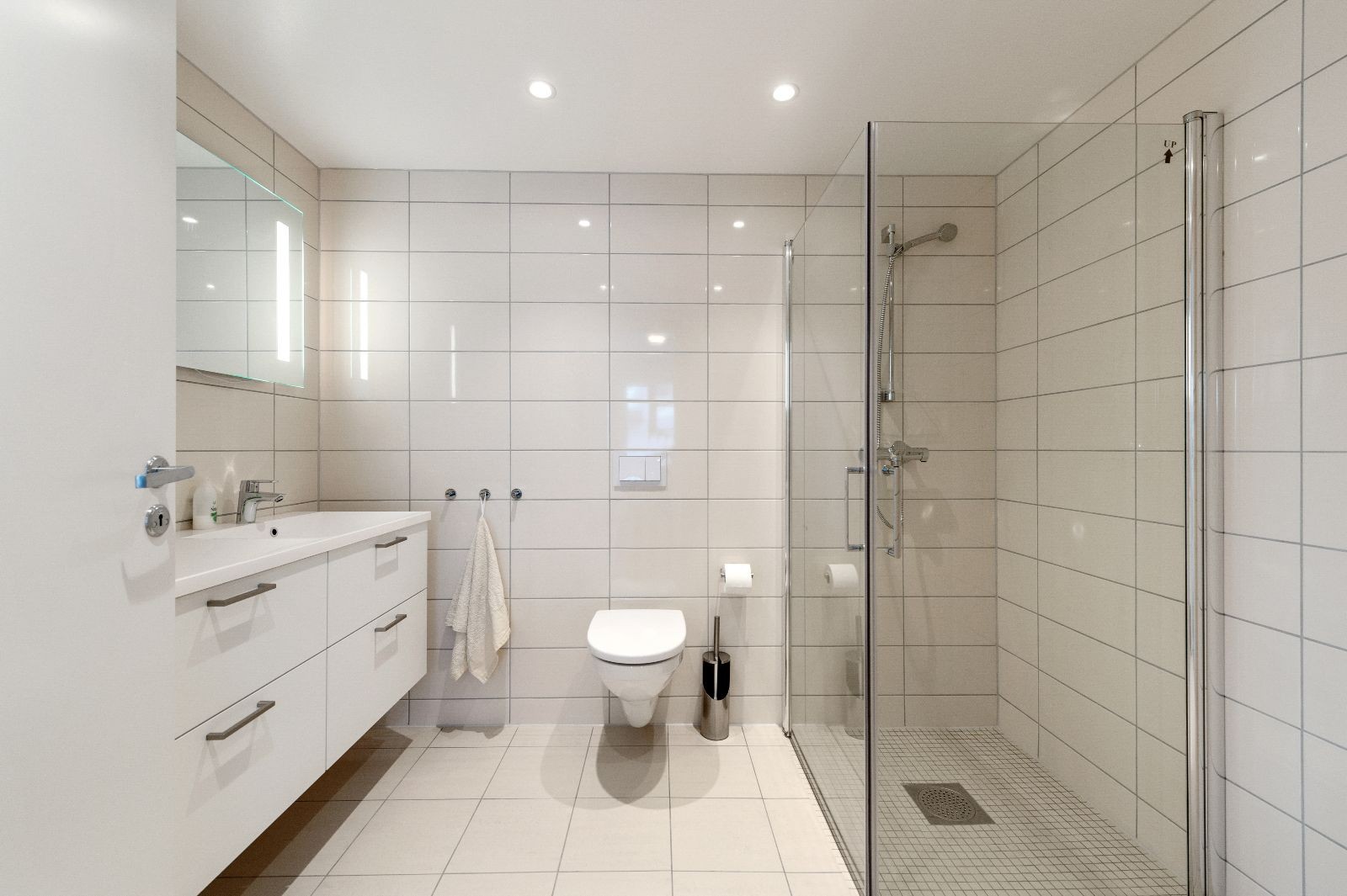 Badet har tidsriktig innredning og lyse fronter Galleribilde