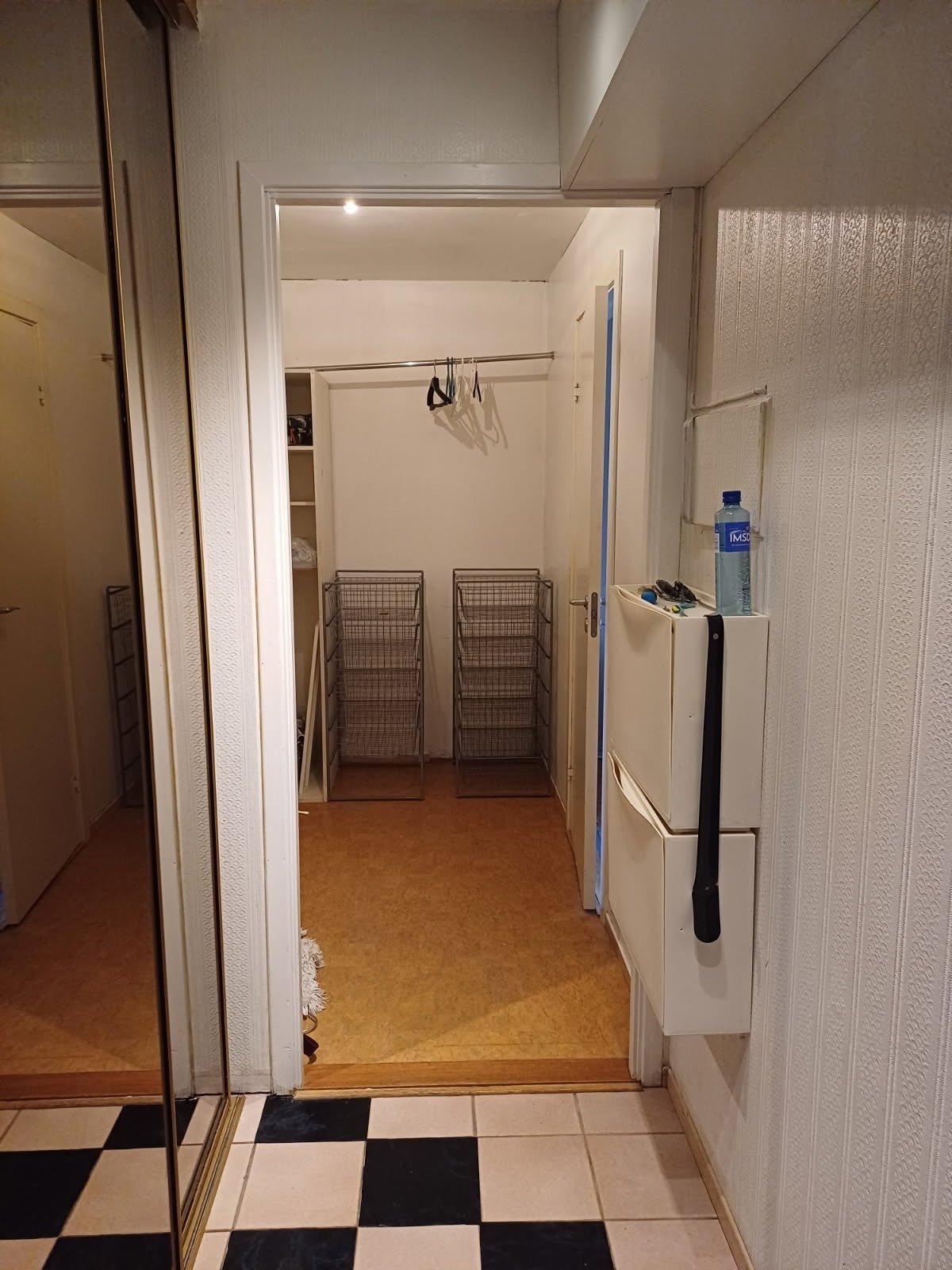 Entre med inngang til større garderobe/disponibelt rom Galleribilde