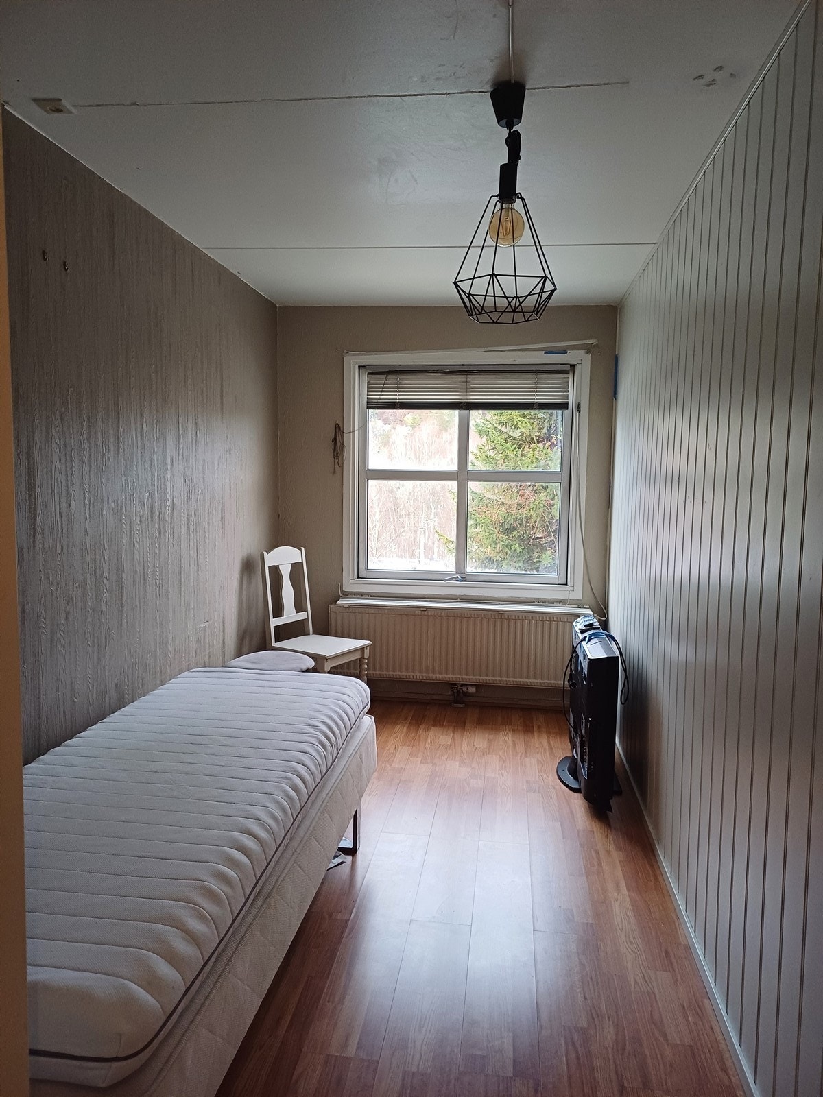 Soverom med plass til seng og gaderoe/kontorpult Galleribilde