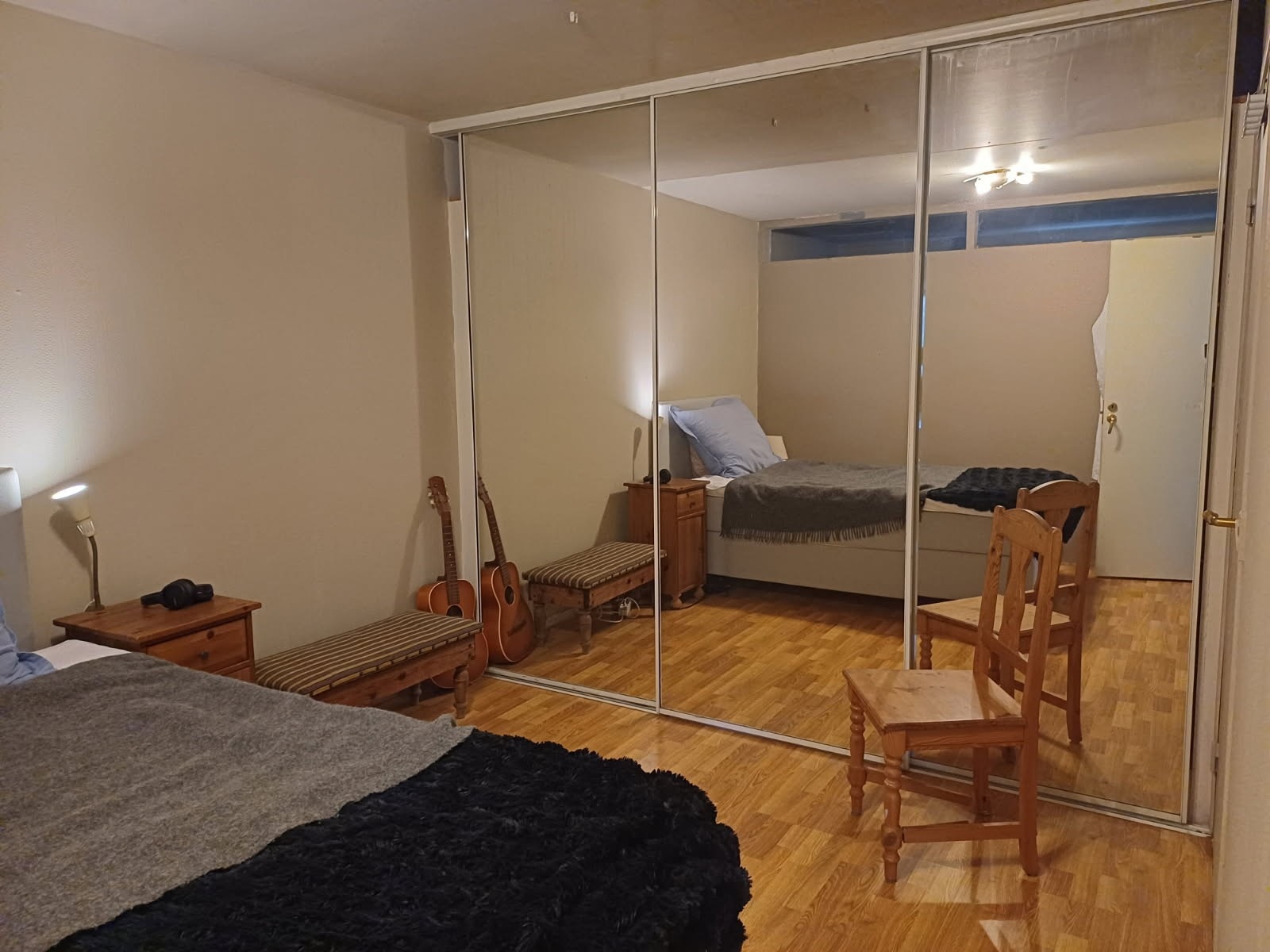 Hovedsoverom med stor og fin garderobeløsning Galleribilde