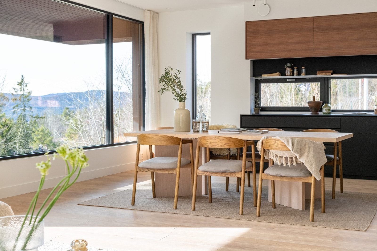 De store vindusflatene, samt vinduer på gavlvegg, slipper inn godt med lys. Langstrakt utsikt mot nordvest. Takhøyden er 270 cm Galleribilde