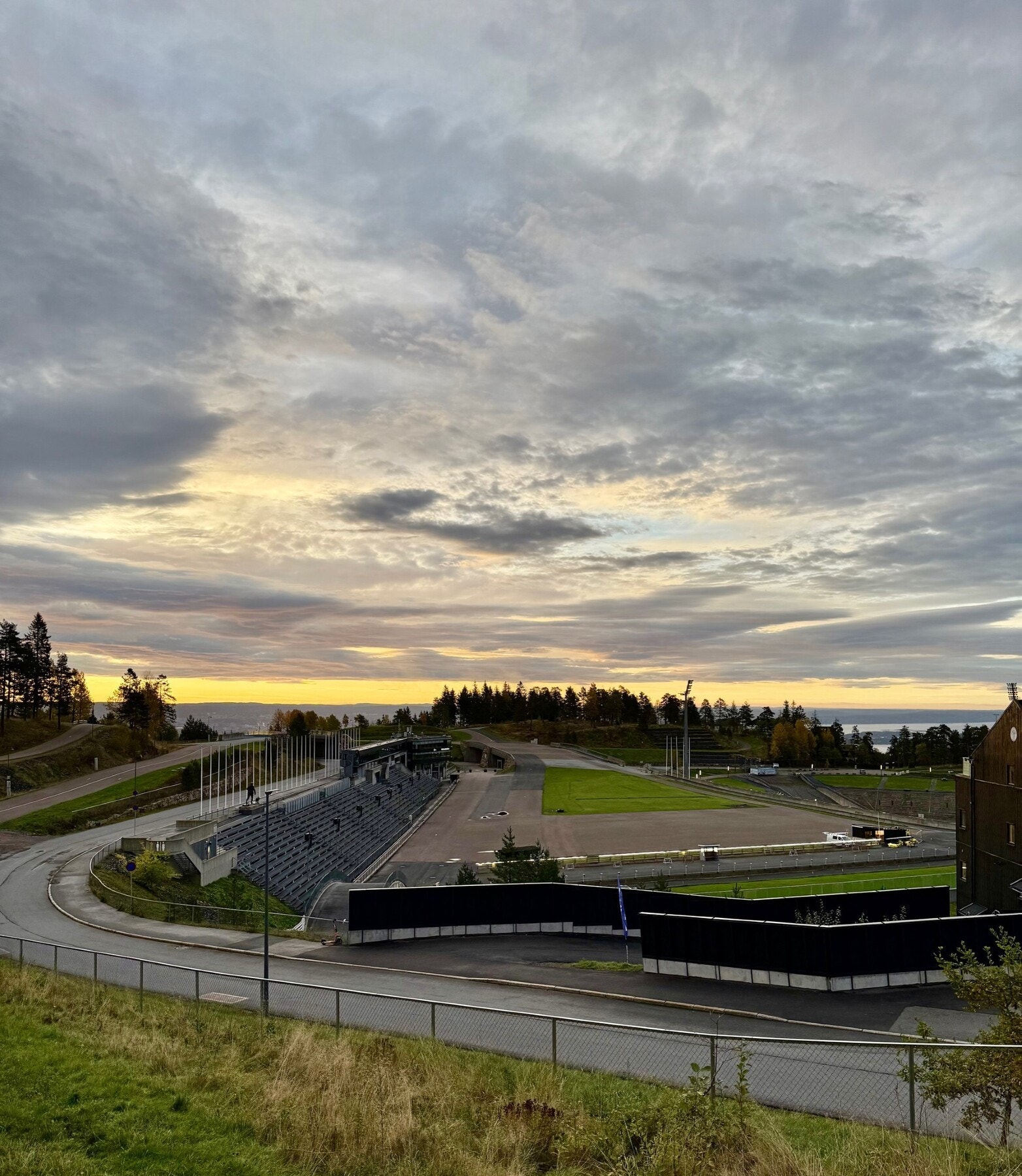 Holmenkollen er en av verdens mest kjente skistadioner og ligger like ved Setra vei Galleribilde