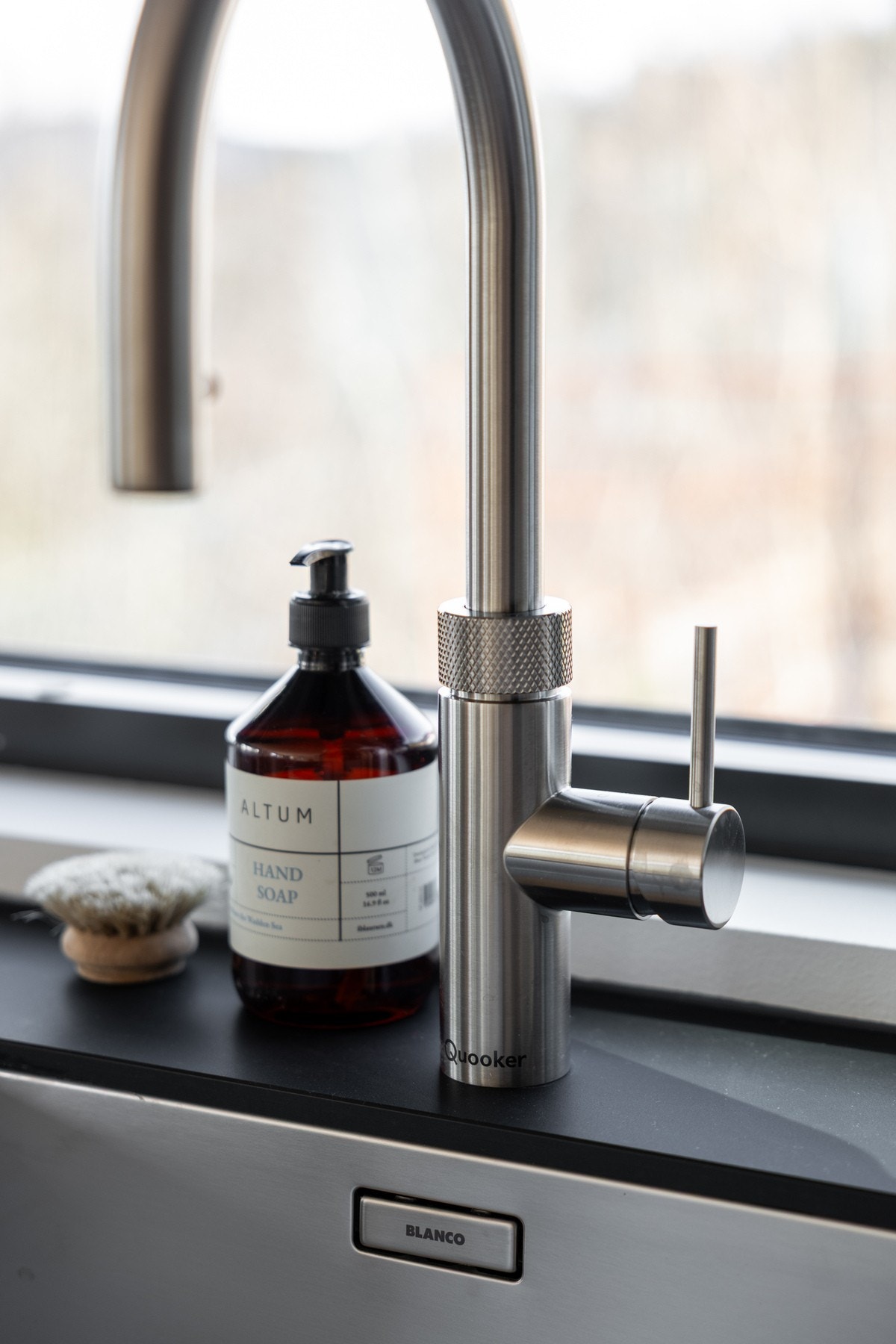 Detalj kjøkken; armatur fra Quooker med mulighet for kokende vann rett fra springen Galleribilde