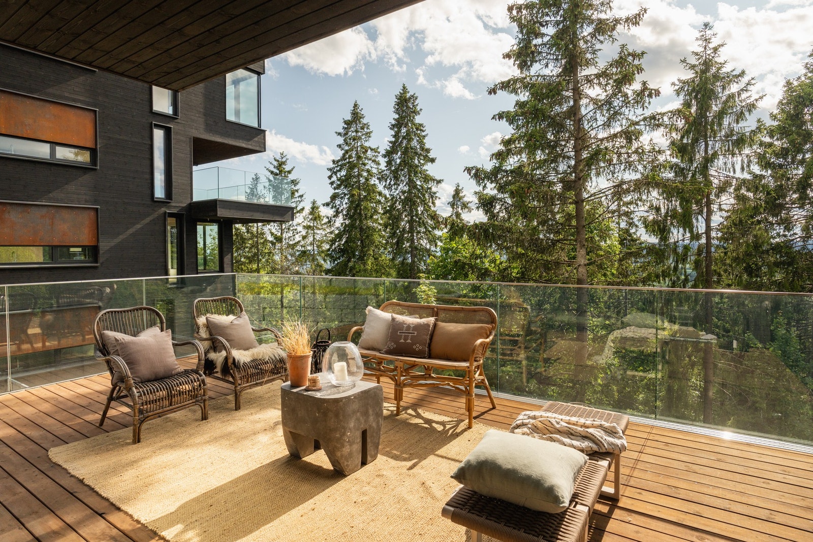 Vestvendt balkong med "eventyrskog" og frodige omgivelser på utsiden Galleribilde