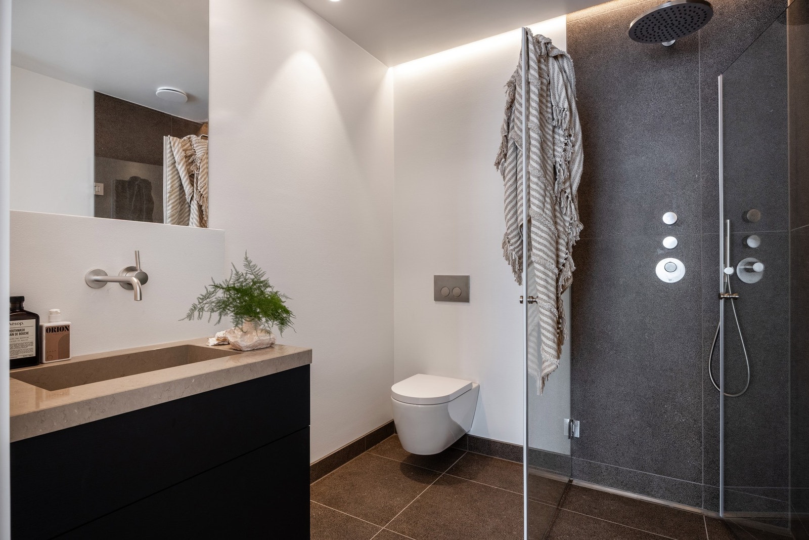 Badet i tilknytning til hovedsoverommet. Gulvvarme, stor dusjnisje, vegghengt toalett, lekker servant og tilpasset belysning Galleribilde