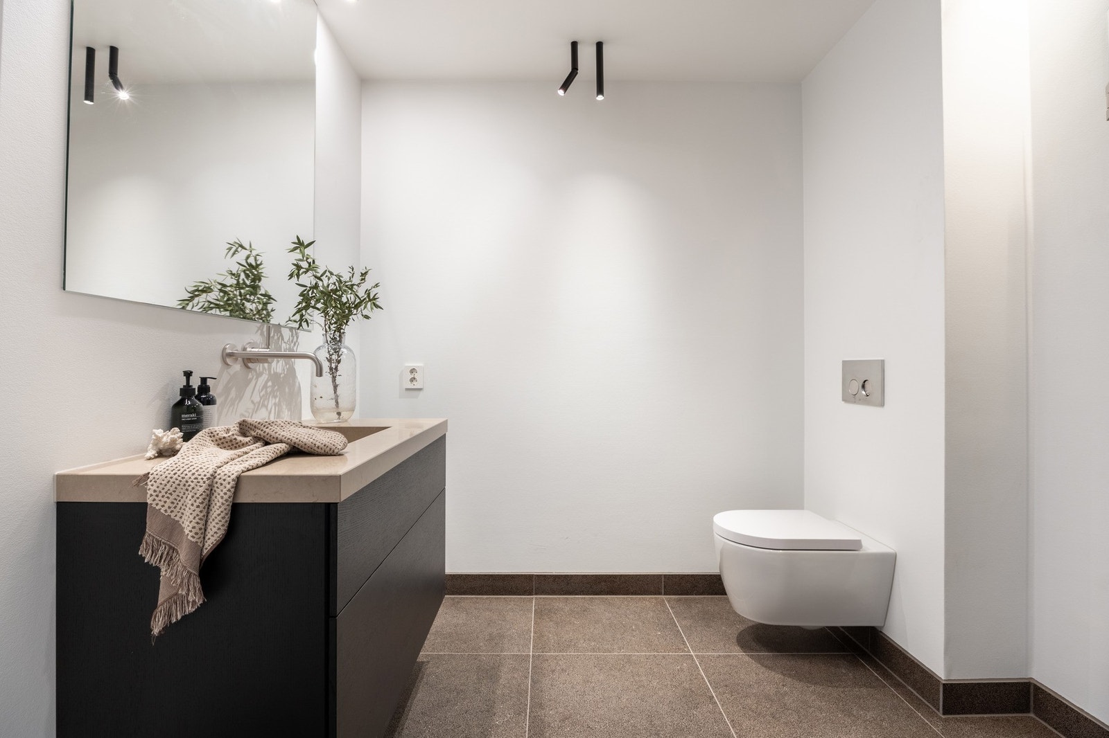 Lekkert bad nummer II med adkomst fra entrèen. Utstyrt med samme kvaliteter som bad I Galleribilde