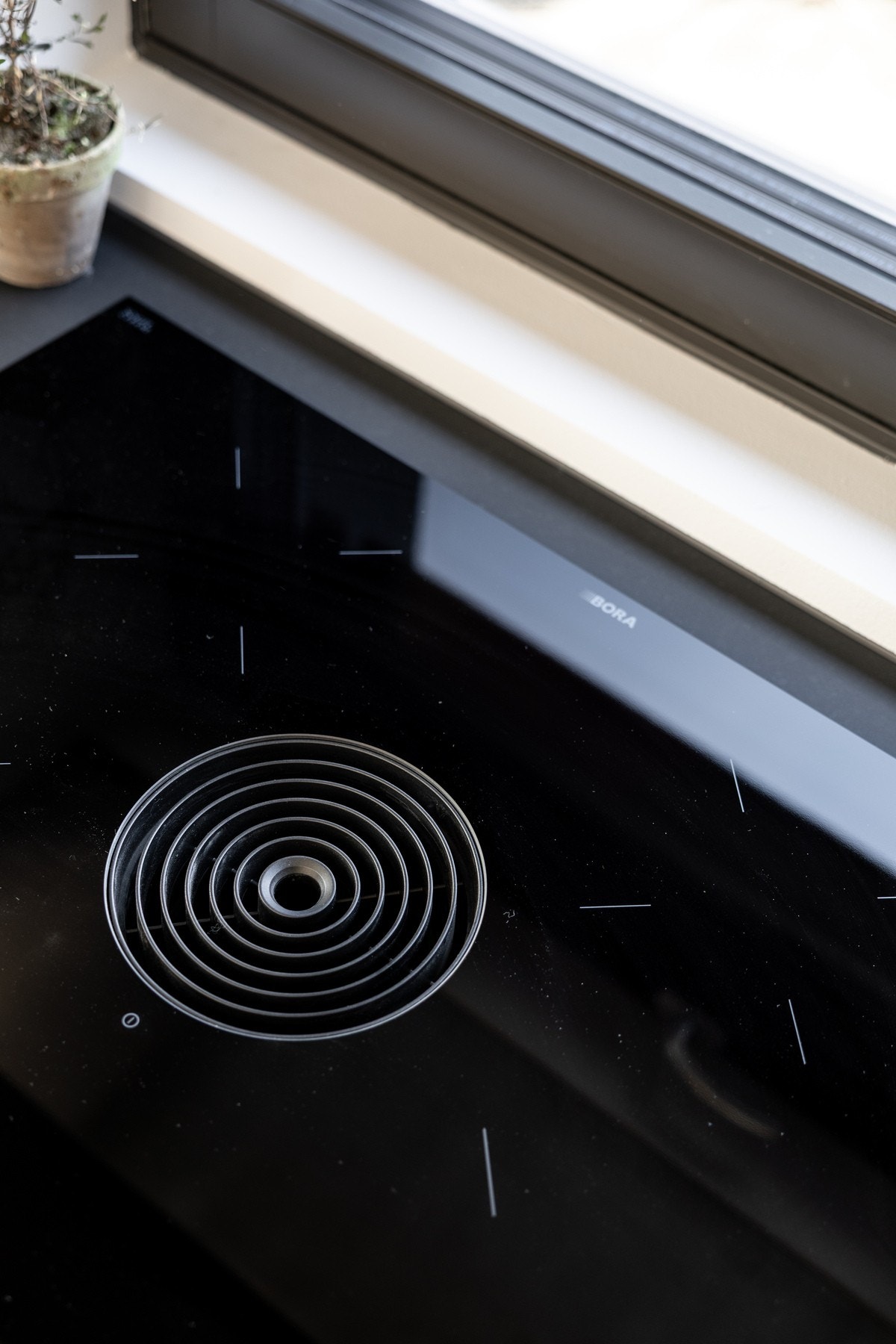 Detalj kjøkken; induksjonstopp med integrert avtrekksvifte Galleribilde