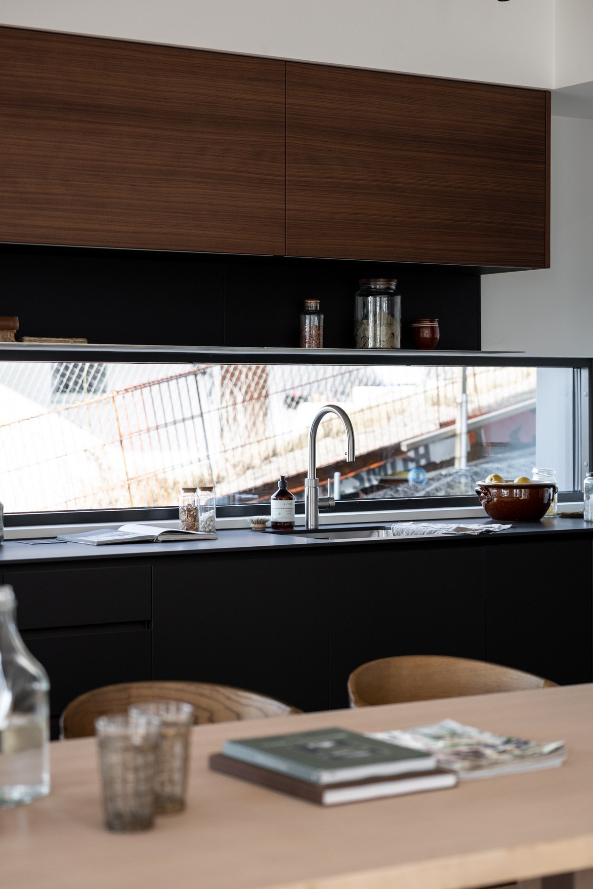 Lekkert, funksjonelt kjøkken med stilrene overflater Galleribilde