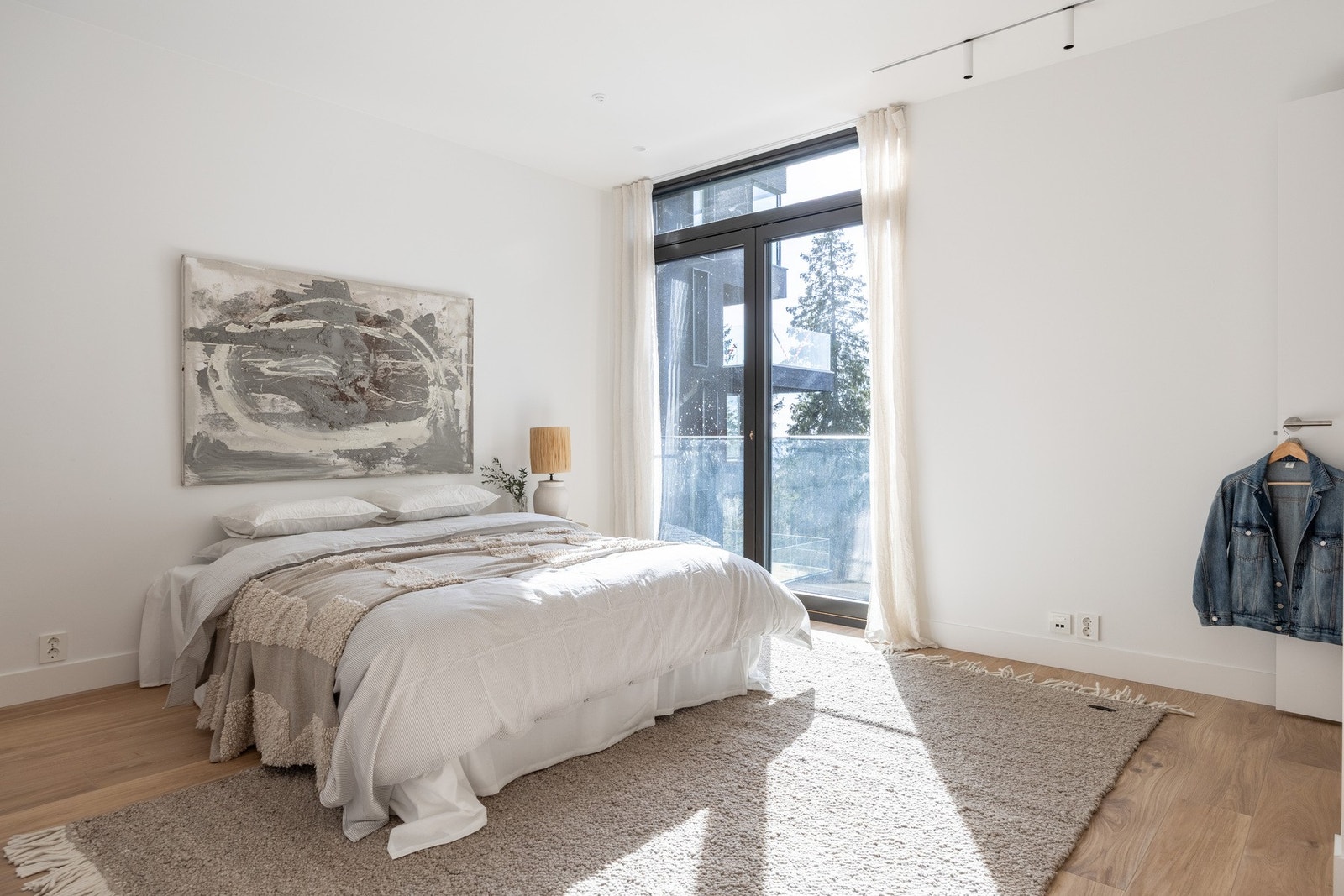 Stort, delikat hovedsoverom med vindusflater mot vest og fransk balkong. Balkongdøren kan åpnes helt opp Galleribilde