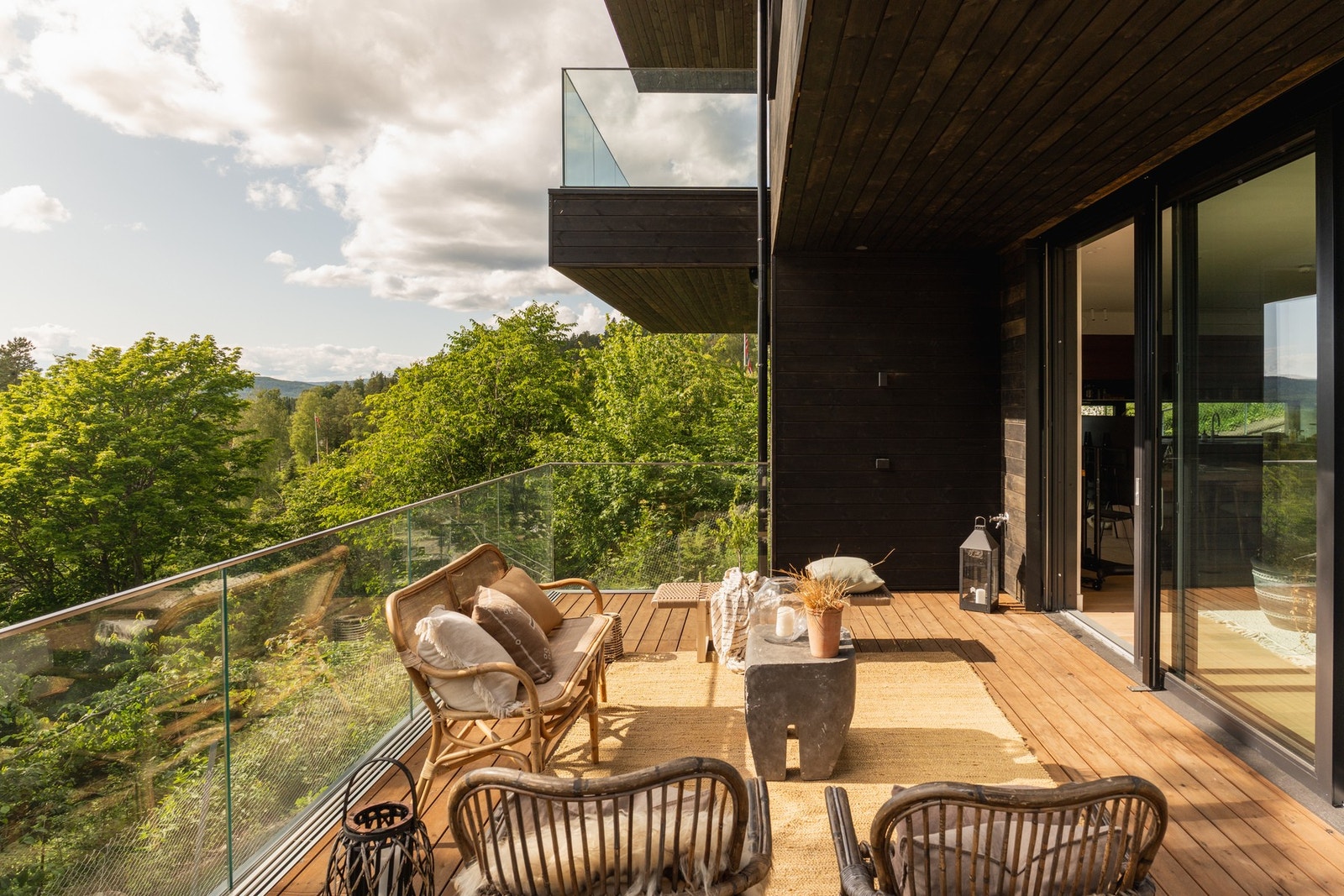 Vestvendt og romslig balkong på 23 kvm med adkomst fra stuen via skyvedør. Det er grønne vakre omgivelser på utsiden Galleribilde