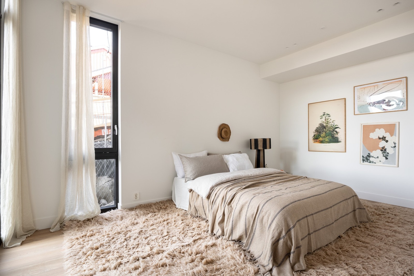 Soverom II med avsatt nisje til garderobeskap på hele veggen med bilder Galleribilde