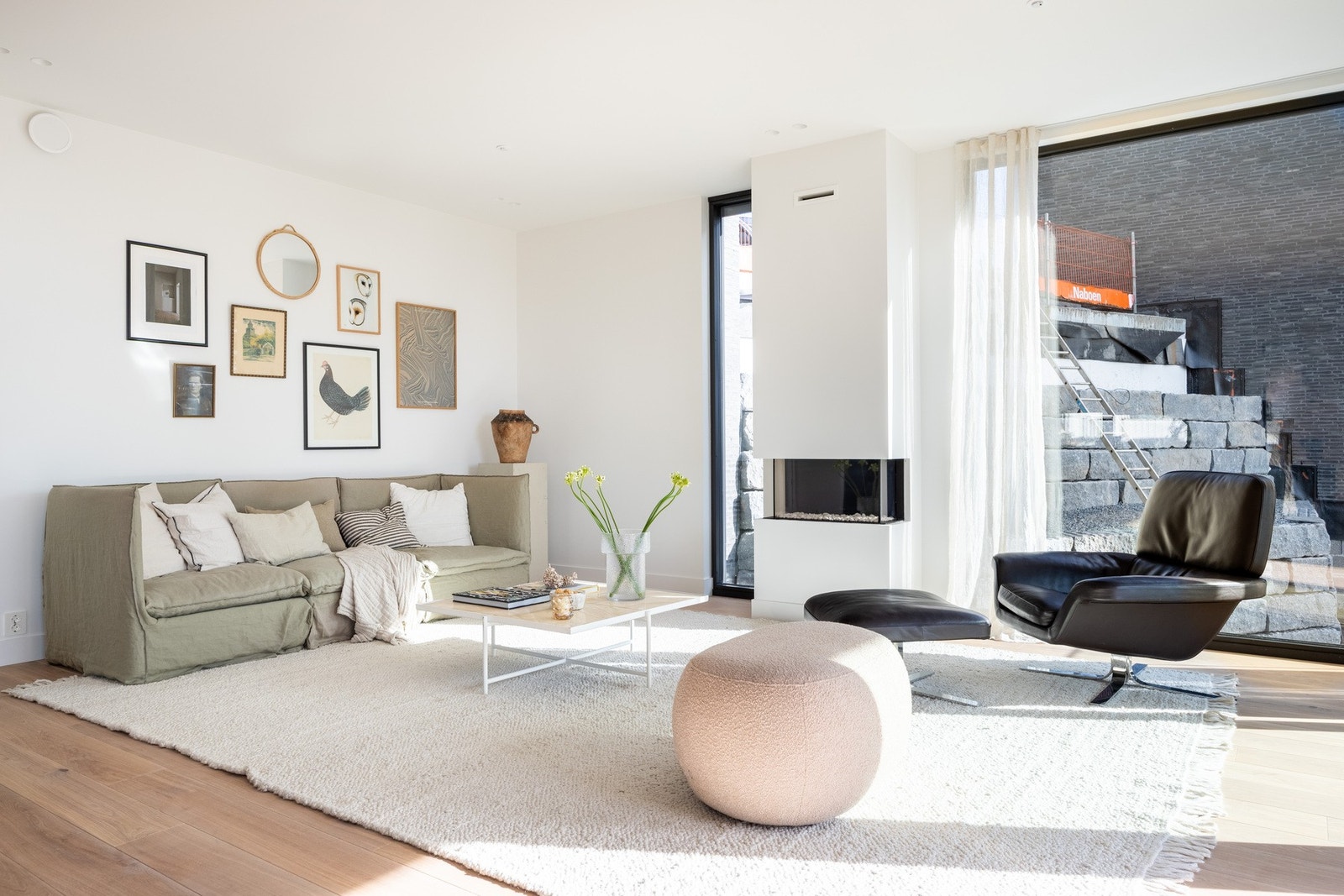 Nydelig stue med koselig gasspeis for kalde vinterkvelder Galleribilde