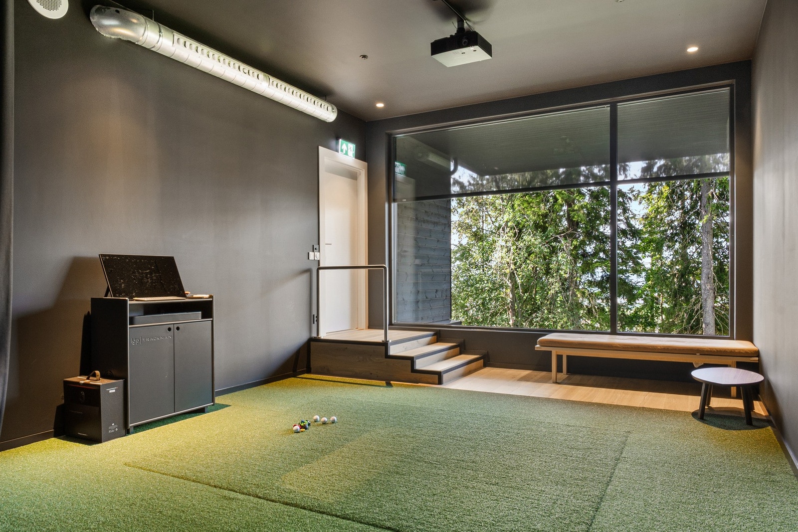 Gjennom hele vinteren kan du vedlikeholde golfsvingen med tilgjengelig golfsimulator (Trackman) i sameiet, rett ved siden av treningsrommet Galleribilde