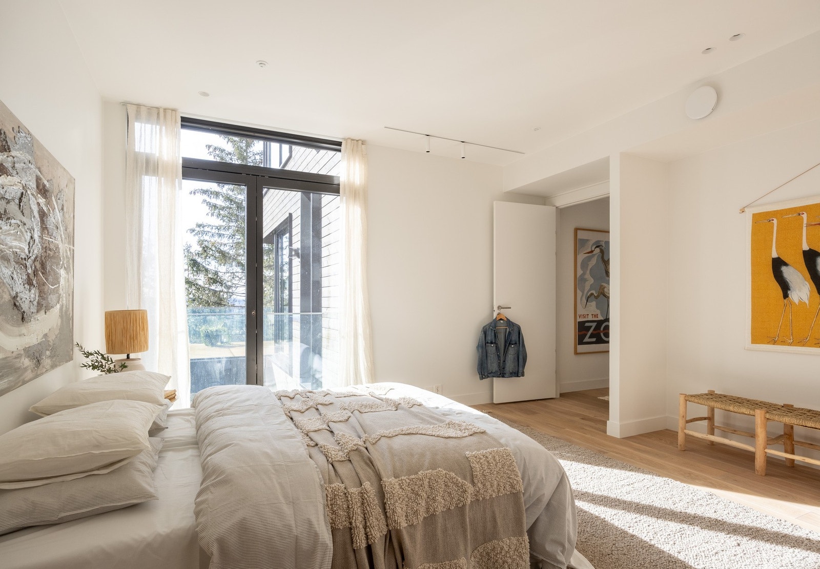 Hovedsoverommet har nisjer for etablering av garderobeskap, samt eget baderom Galleribilde