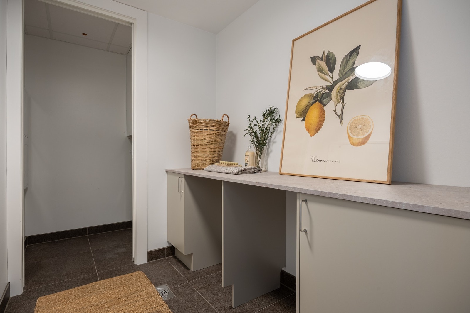 Eget flislagt vaskerom med opplegg for vaskemaskin og tørketrommel Galleribilde