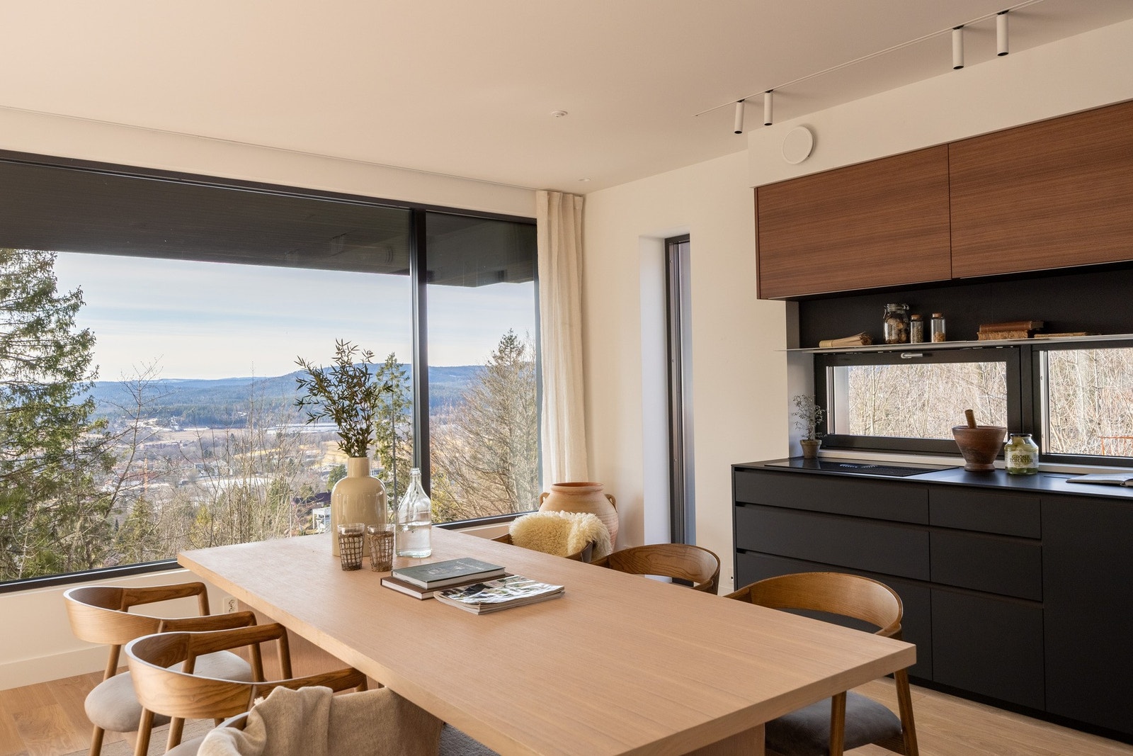 Koselig spiseplass i tilknytning til kjøkkenet - utsikten er langstrakt i vestlig retning Galleribilde