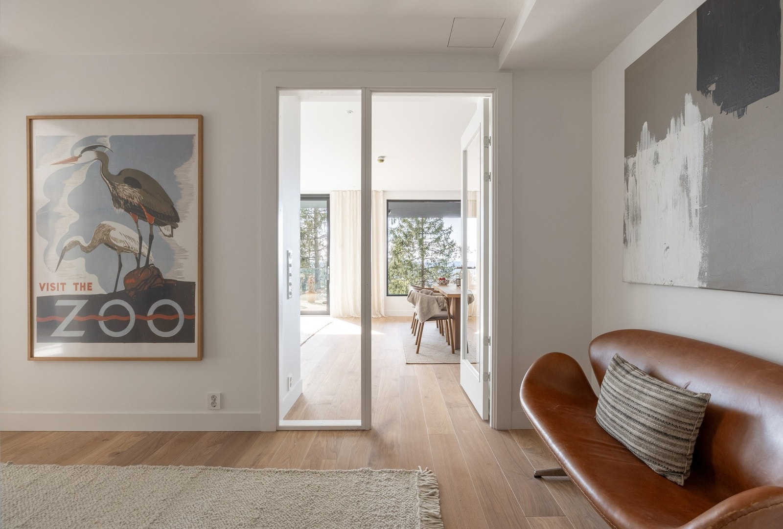 Romslig entrè med adkomst til stue/kjøkken og begge soverommene Galleribilde