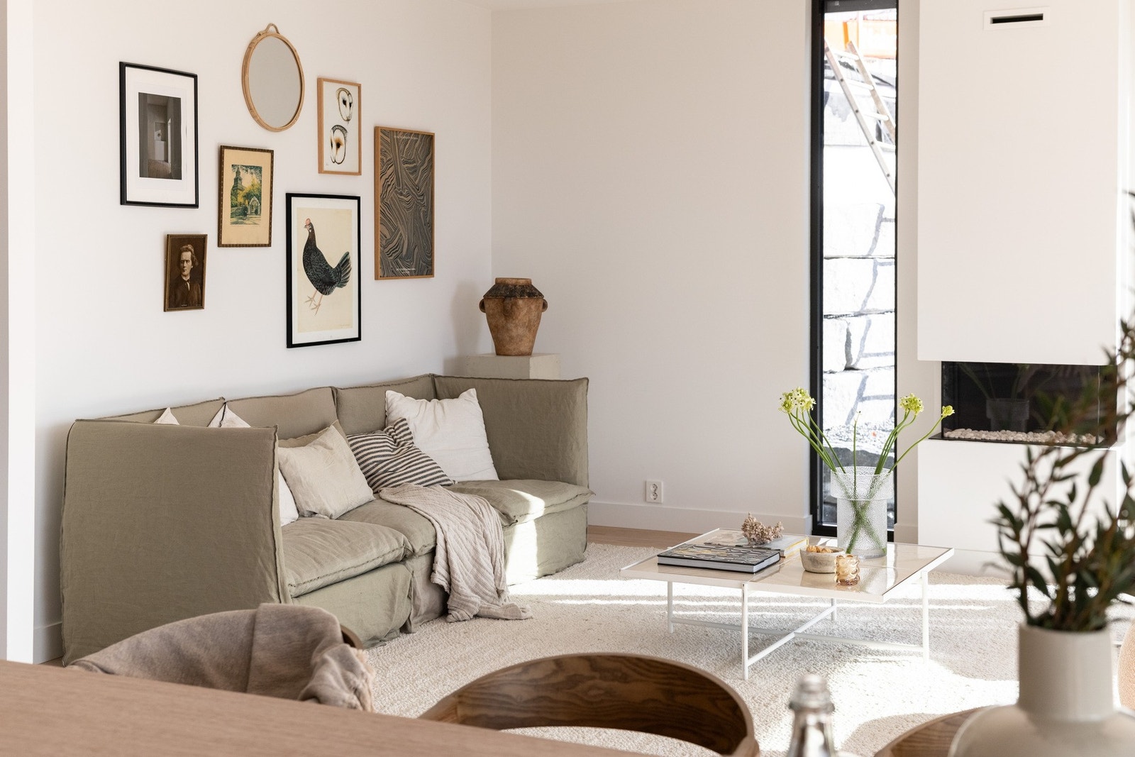 I stuen er det god plass til sofagruppe ved peisen, samt en eller flere god-stoler om ønskelig Galleribilde